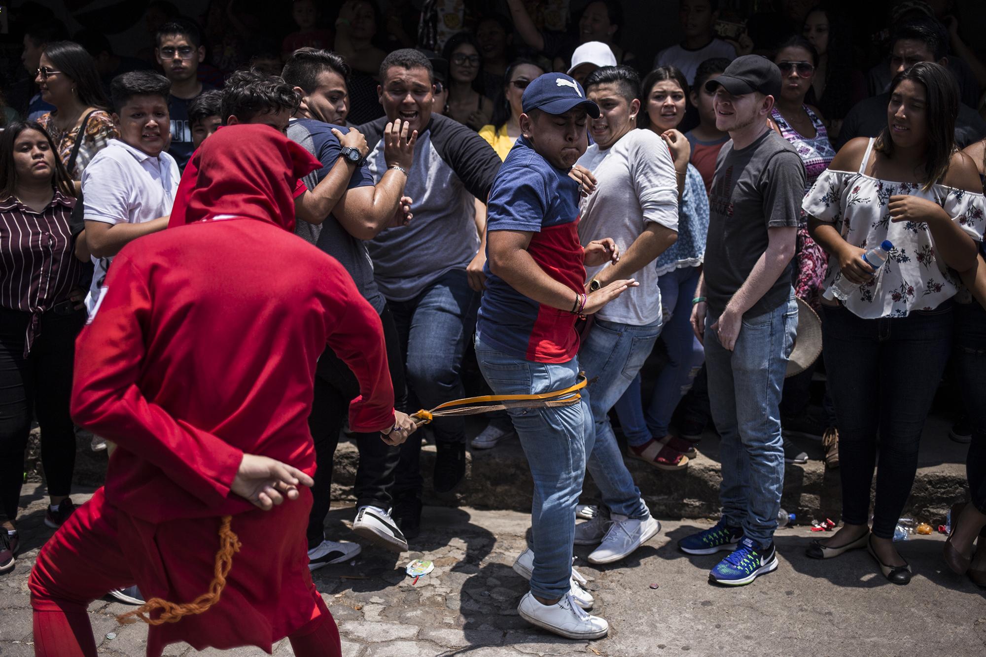 Cada Lunes Santo hay una fiesta de latigazos en Texistepeque. Una tradición que ha tomado fuerza con el paso de los años. 