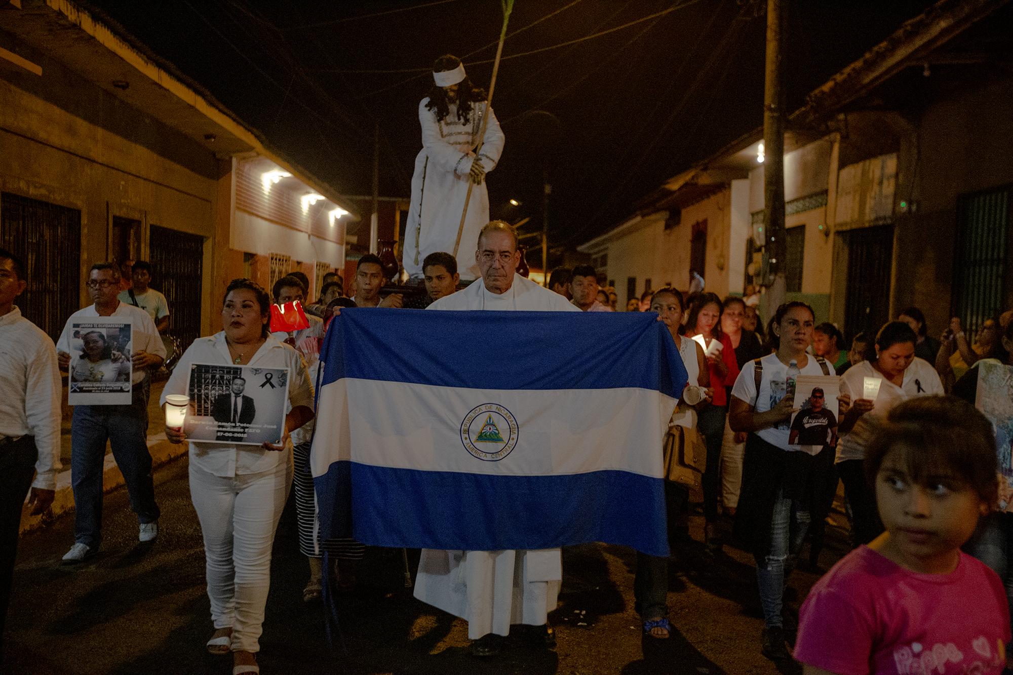 El padre Edwin Román, párroco de la Iglesia San Miguel, en Masaya, cargó una bandera de Nicaragua el 18 de abril, durante la procesión del silencio que se realiza el jueves santo. En la procesión también participaron familiares de los muertos y de los presos políticos. Debido a la labor humanitaria que Román realiza, ha recibido amenazas de muerte, es por eso que desde junio del año pasado posee medidas cautelares por parte de la Comisión Interamericana de Derechos Humanos (CIDH).