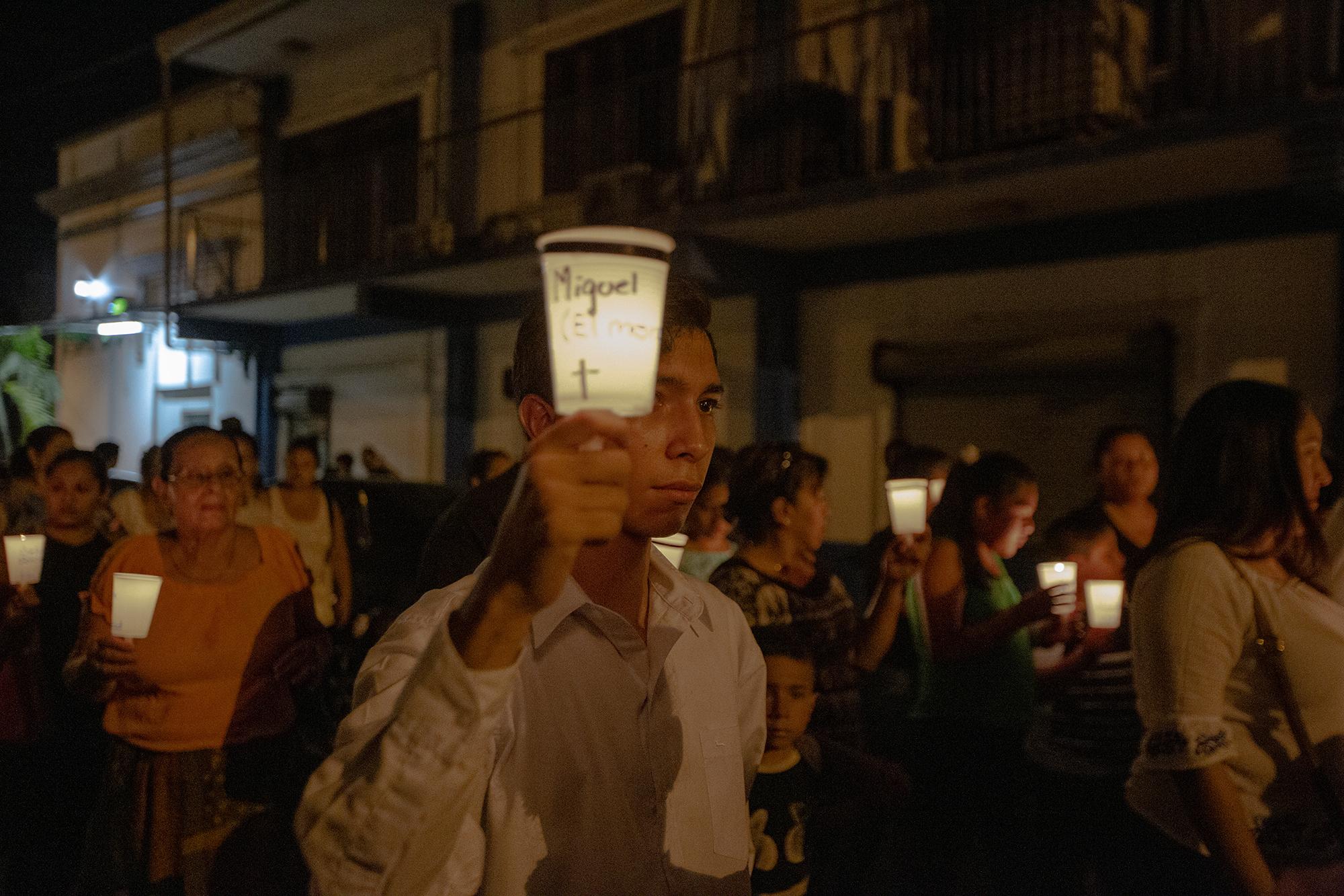 200 velas fueron prendidas durante la procesión del silencio. Cada una de las velas tenía el nombre de uno de los 80 presos políticos y de los 36 asesinados por la policía y paramilitares en Masaya. La procesión circulo por las calles que meses atrás estaban bloqueadas por los tranques montados por la resistencia. 