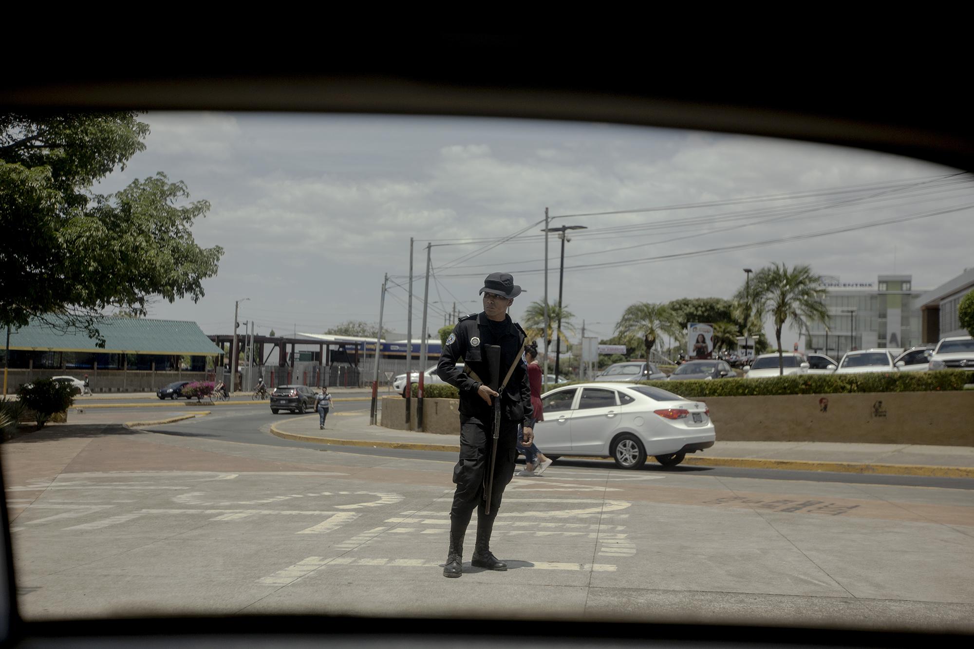 Un policía en los alrededores del monumento al boxeador Alexis Argüello, en la ciudad de Managüa. El 17 abril, el gobierno nicaragüense desplegó un fuerte dispositivo policial para evitar que se realizaran protestas conmemorativas al primer aniversario de la crisis que ha dejado ya un saldo de 400 muertos. En diciembre pasado, la CIDH determinó que la policía había reprimido a la población con armas de guerra.