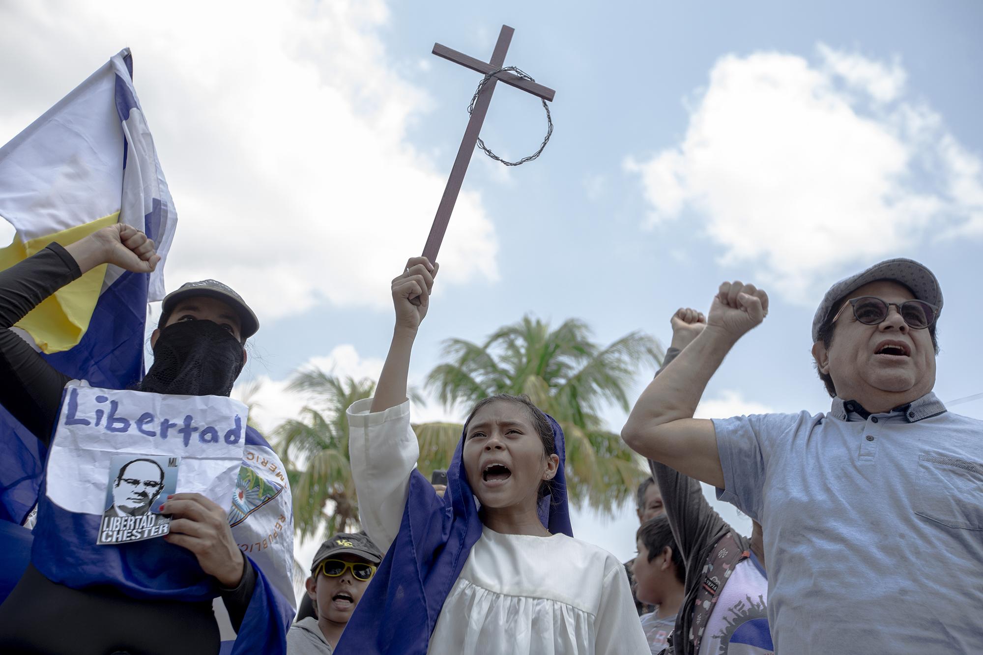 El viacrucis penitencial del viernes santo inició en el colegio Teresiano, en la ciudad de Managua, y finalizó en la catedral. Se convirtió en una oportunidad para algunos nicaragüenses que volvieron a protestar en las calles de la ciudad. Desde que el gobierno declaró ilegales las protestas, en septiembre del 2018, no ha habido marchas masivas, sino apenas concentraciones fugaces de pequeños grupos que gritan un par de consignas y huyen antes de ser apresados por la policía. 