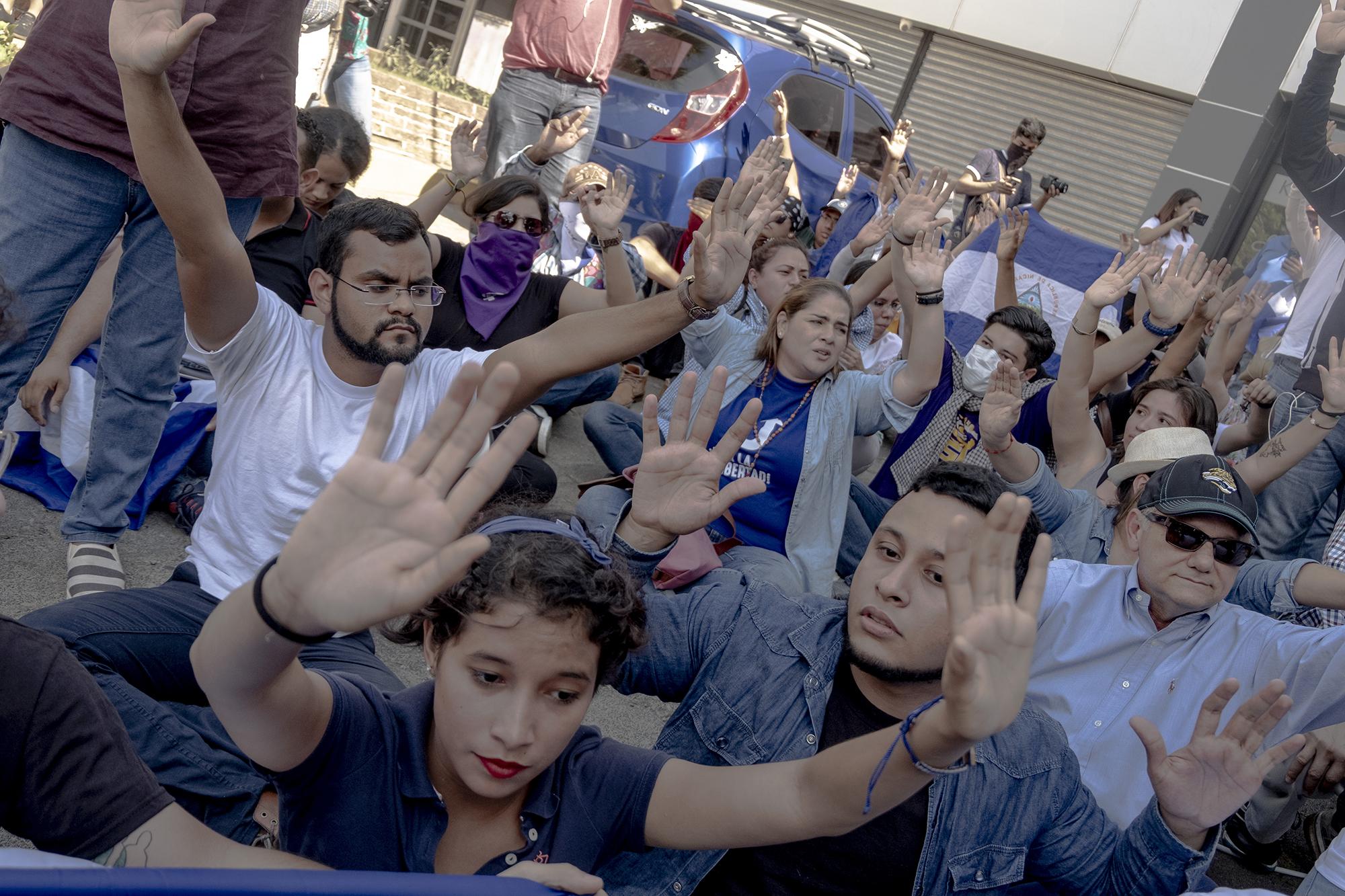 Alrededor de 20 manifestantes se concentraron en el parqueo del centro comercial San Francisco, el 17 de abril, para realizar un plantón conmemorativo del primer aniversario de la crisis política nicaragüense. Entre los manifestantes que se reunieron en el parqueo se encontraban miembros de la Alianza Cívica, que son parte de la Mesa de Negociación con el gobierno.