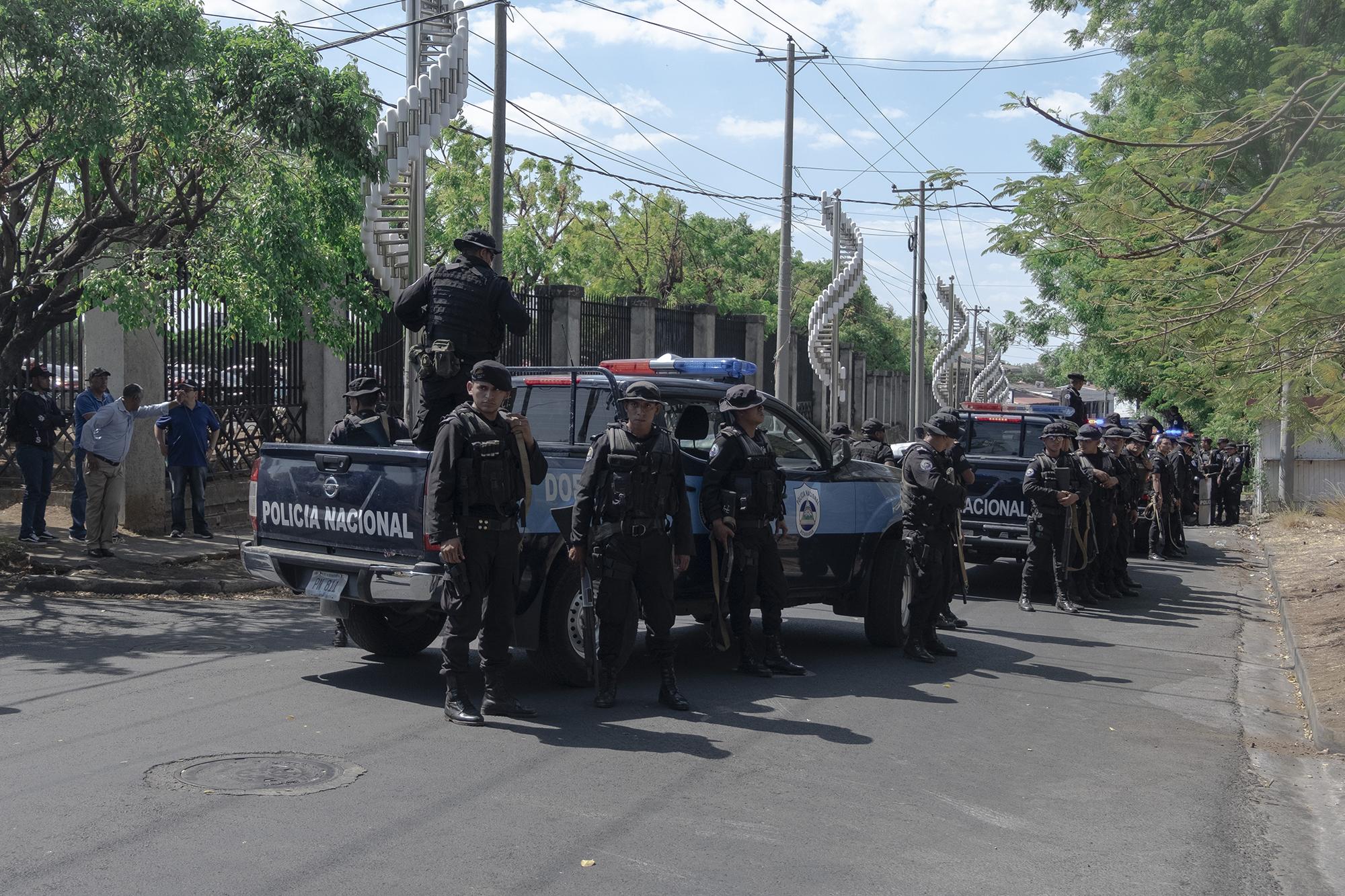 Más de un centenar de policías rodearon a los manifestantes de la plaza San Francisco, La policía lanzo un comunicado un día antes en el que decía que que no iba a permitir ningún tipo de protesta, debido a que las personas que habían solicitado el permiso para la manifestación habían estado involucradas en alteraciones al orden publico ocurridas semanas anteriores en otros centros comerciales. 17 de abril de 2019. Foto : Fred Ramos