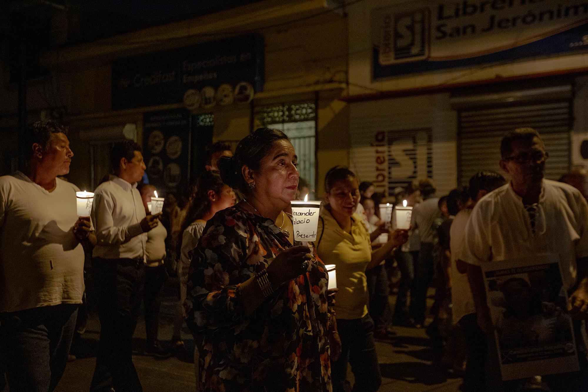 200 velas fueron prendidas durante la procesión del silencio, cada una de las velas tenía el nombre de los 80 presos políticos y de los 36 asesinados por la policía y paramilitares. La procesión circulo por las calles de Masaya que meses atrás estaban bloqueadas por los tranques montados por la resistencia. 18 de abril de 2019. Foto: Fred Ramos