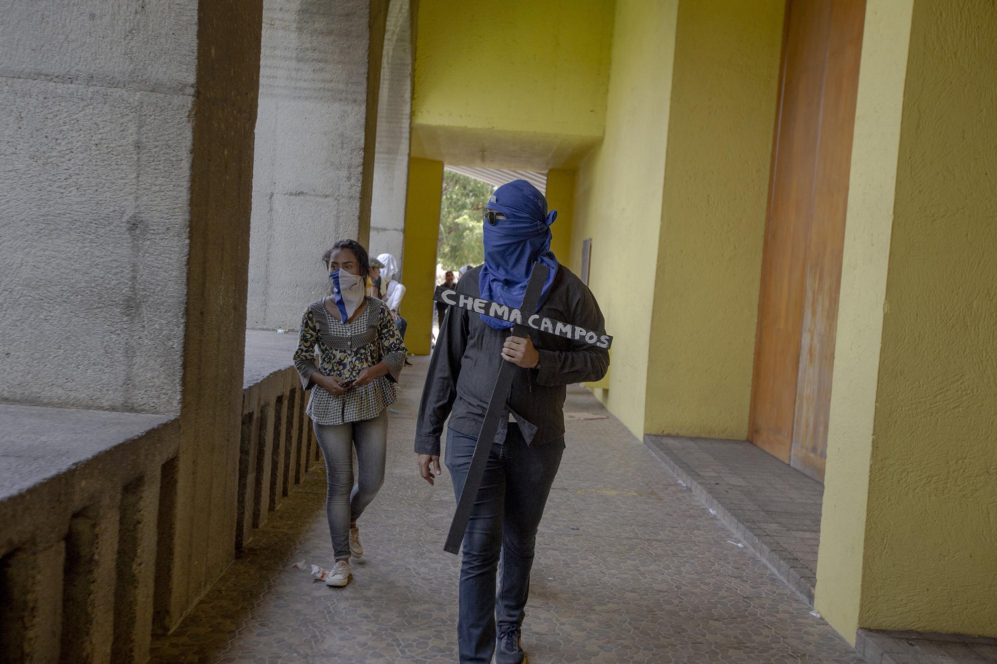 Jóvenes manifestantes se resguardan de los ataques de la policía en el interior de la catedral de Managua, a finalizar el viacrucis del viernes santo algunos de los manifestantes que se encontraban el interior de la  catedral, lanzaron piedras a miembros de la policía y estos respondieron con disparos y bombas aturdidoras. 19 de abril de 2019. Foto: Fred Ramos