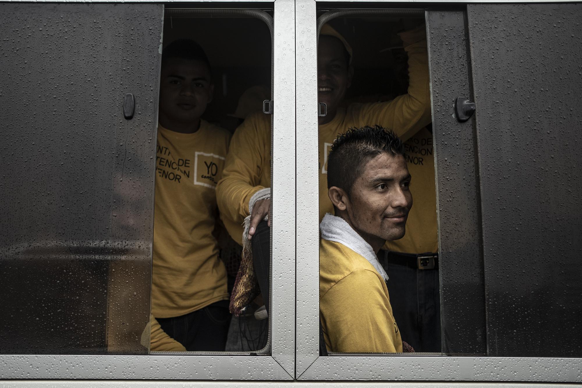 Reos del CDM La Esperanza esperan en el microbús que los llevará a la playa El Majahual, para realizar trabajos de limpieza. Foto Carlos Barrera.