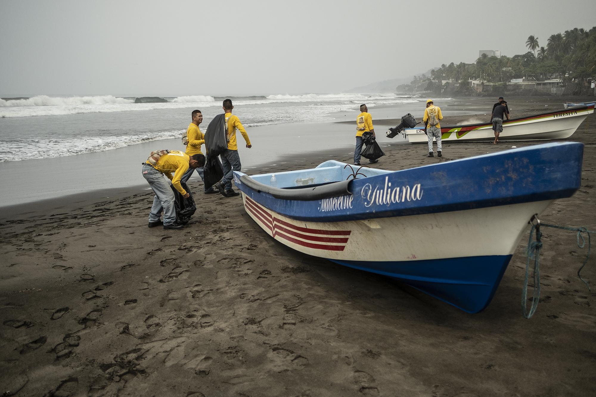 Internos del CDM La Esperanza retiran la basura de la playa El Majahual, una de las más concurridas del litoral salvadoreño en períodos vacacionales. Foto Carlos Barrera.