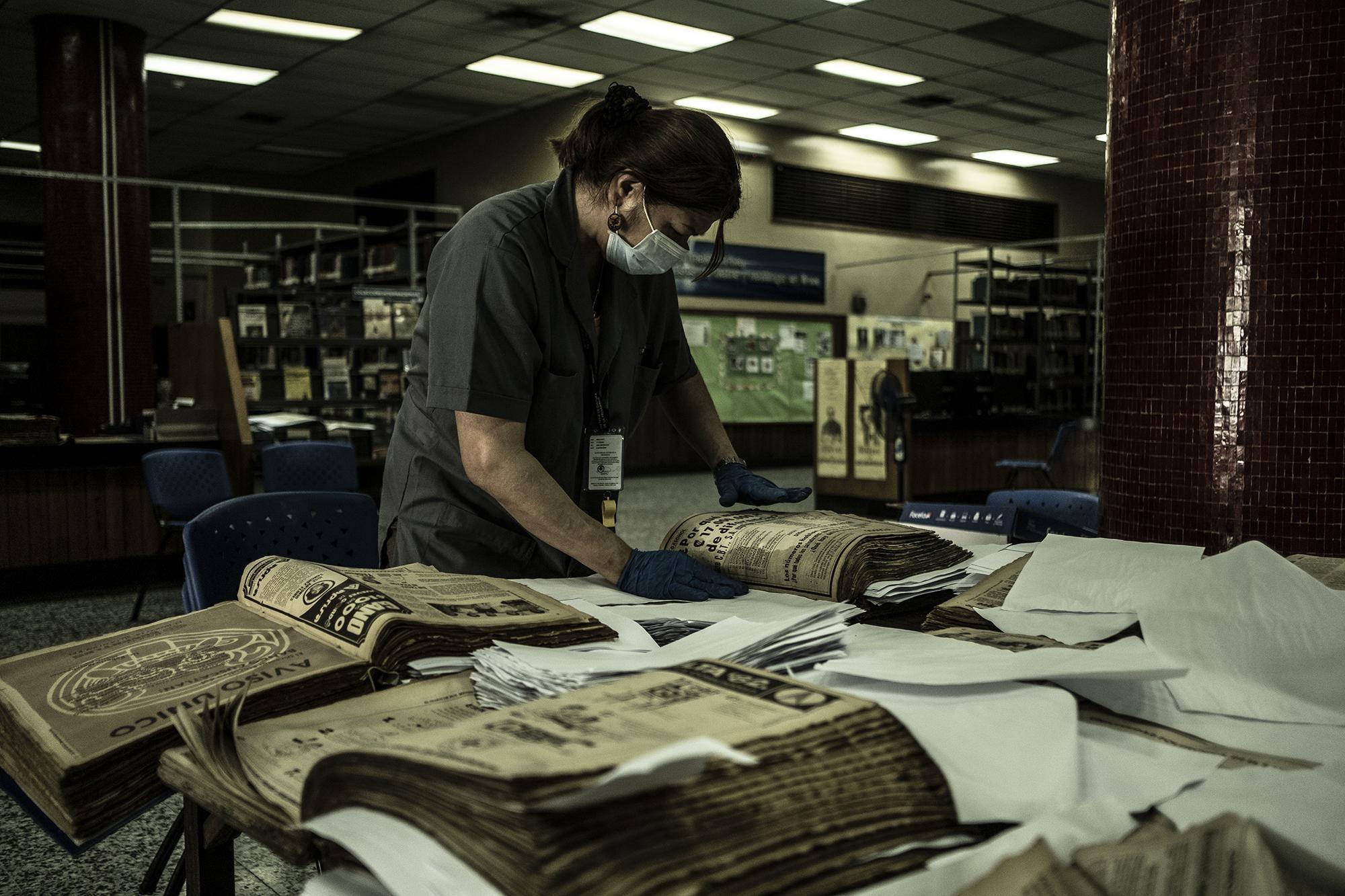 El equipo de la Biblioteca Nacional trabaja en el papel dañado desde el 30 de abril. El incidente se debió al colapso de una tubería de aguas residuales que colapsó en las cercanías del edifico de la Biblioteca. Foto de Carlos Barrera.