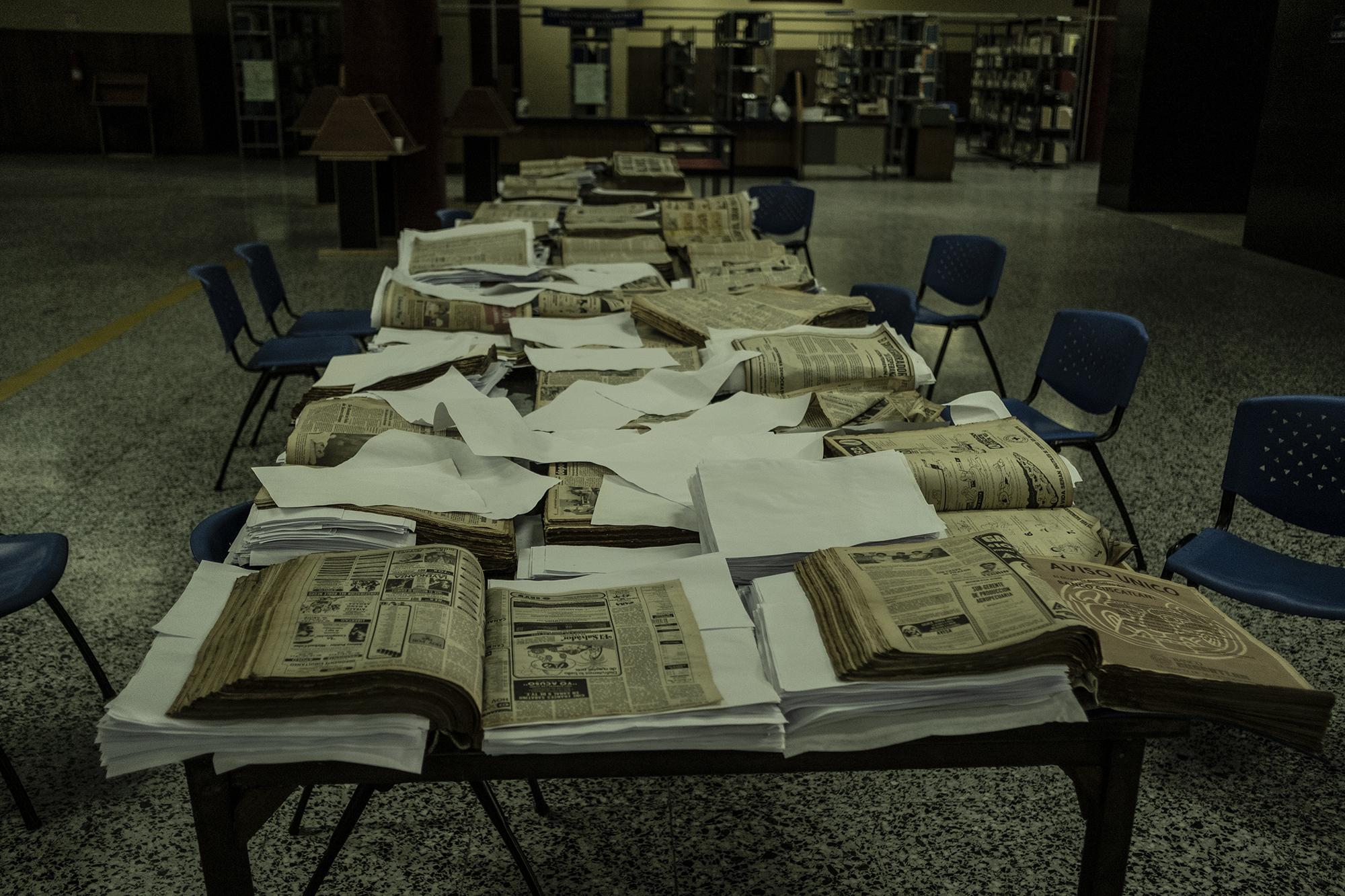 El material dañado es un lote de periódicos que se encontraban en la hemeroteca ubicada en el sótano del edificio. Según Argueta, en la hemeroteca hay periódicos que datan desde 1847. Foto de Carlos Barrera.