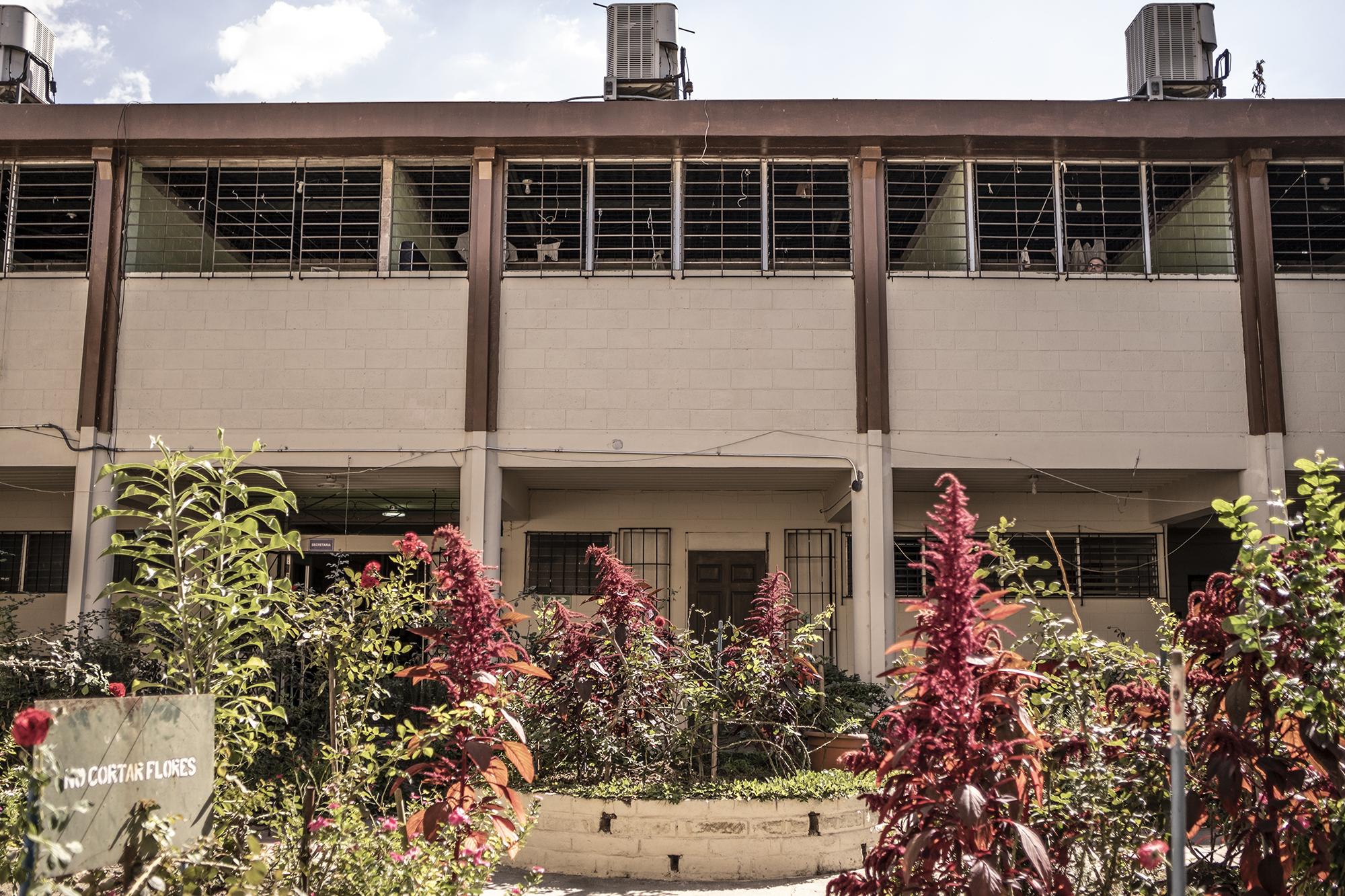 Vista del sector 9 desde el jardín principal de Mariona. Las celdas están ubicadas en el segundo nivel, sobre las oficinas administrativas del penal. Foto de El Faro: Carlos Barrera