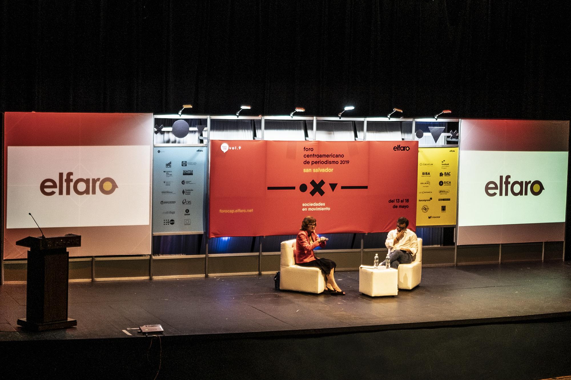 Carlos Dada entrevista a Julia Preston en la apertura al Foro Centroamericano de Periodismo 2019. Foto de Carlos Barrera