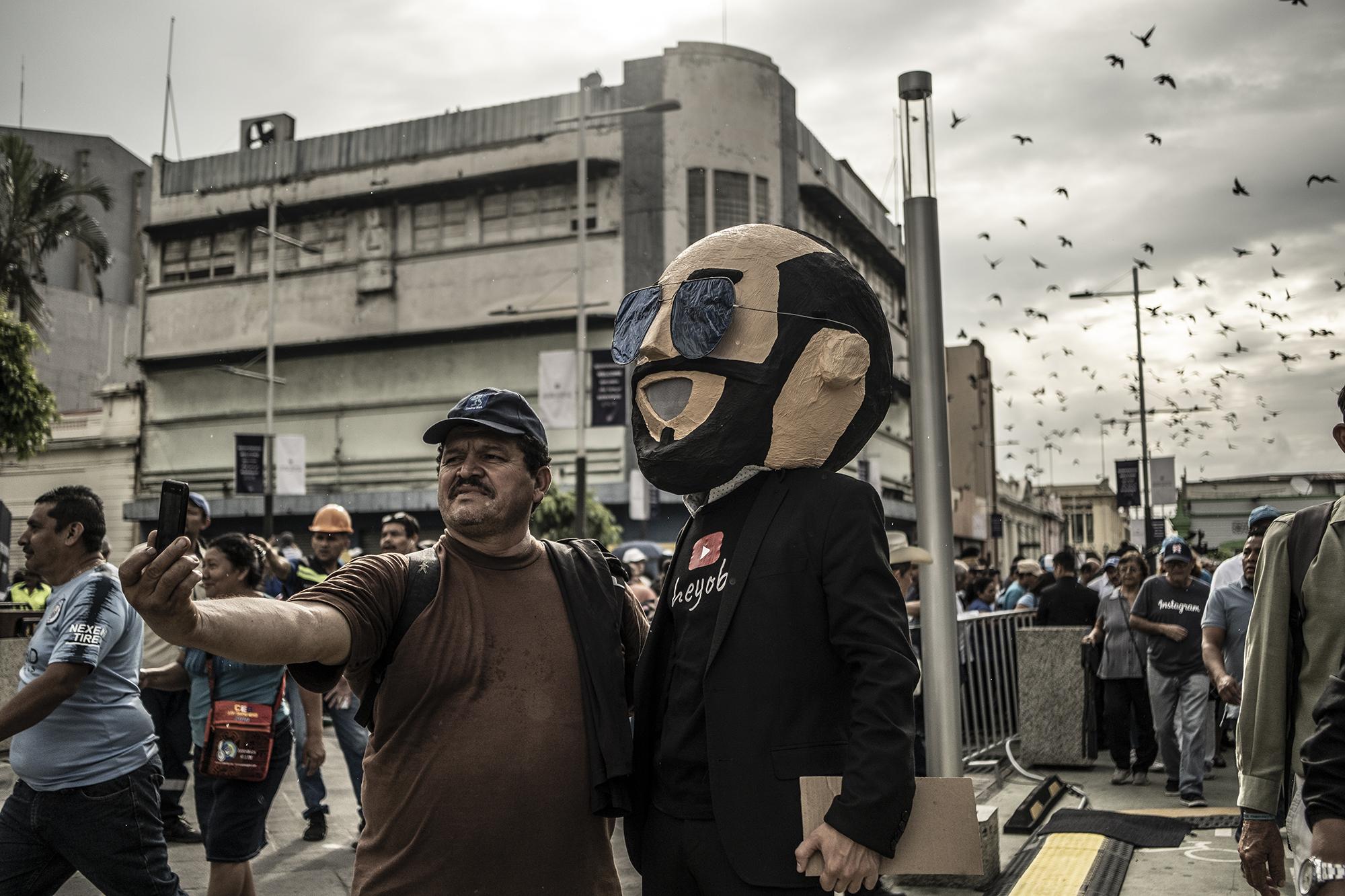 Javier Hernández tiene 55 años, vive en Soyapango y fue de los primeros en ingresar a la Plaza Barrios para presenciar la toma de posesión de Nayib Bukele. 