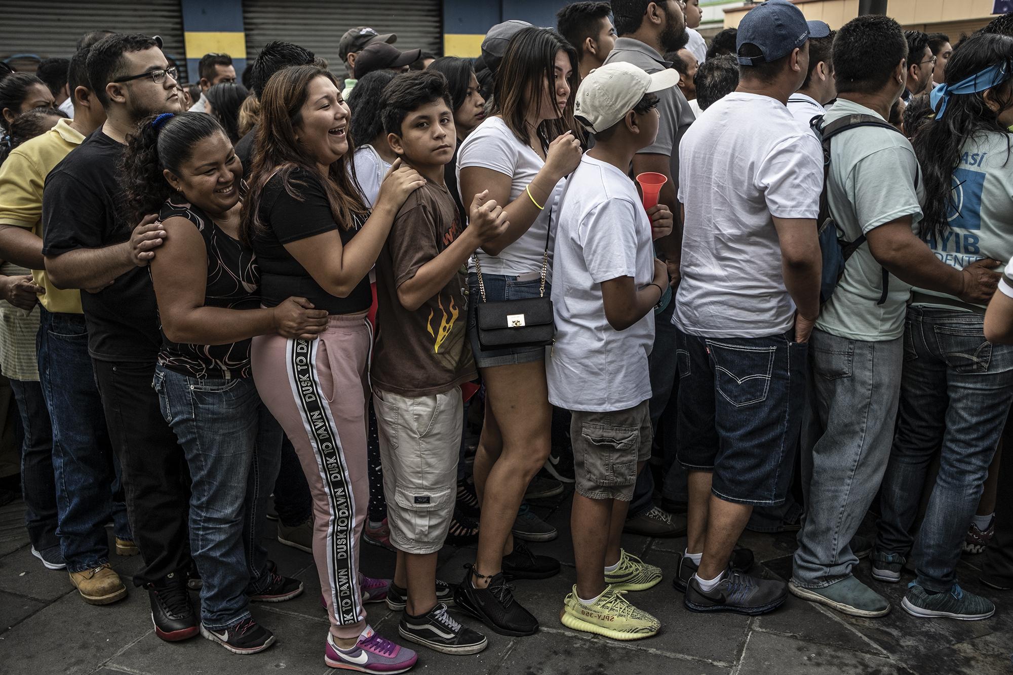 Debido a la escasa cantidad de accesos a la plaza y a la gran afluencia de personas, se hicieron largas filas durante minutos. En algunos casos la desesperación hizo perder el orden y la multitud rompió el cordón de seguridad para ingresar.