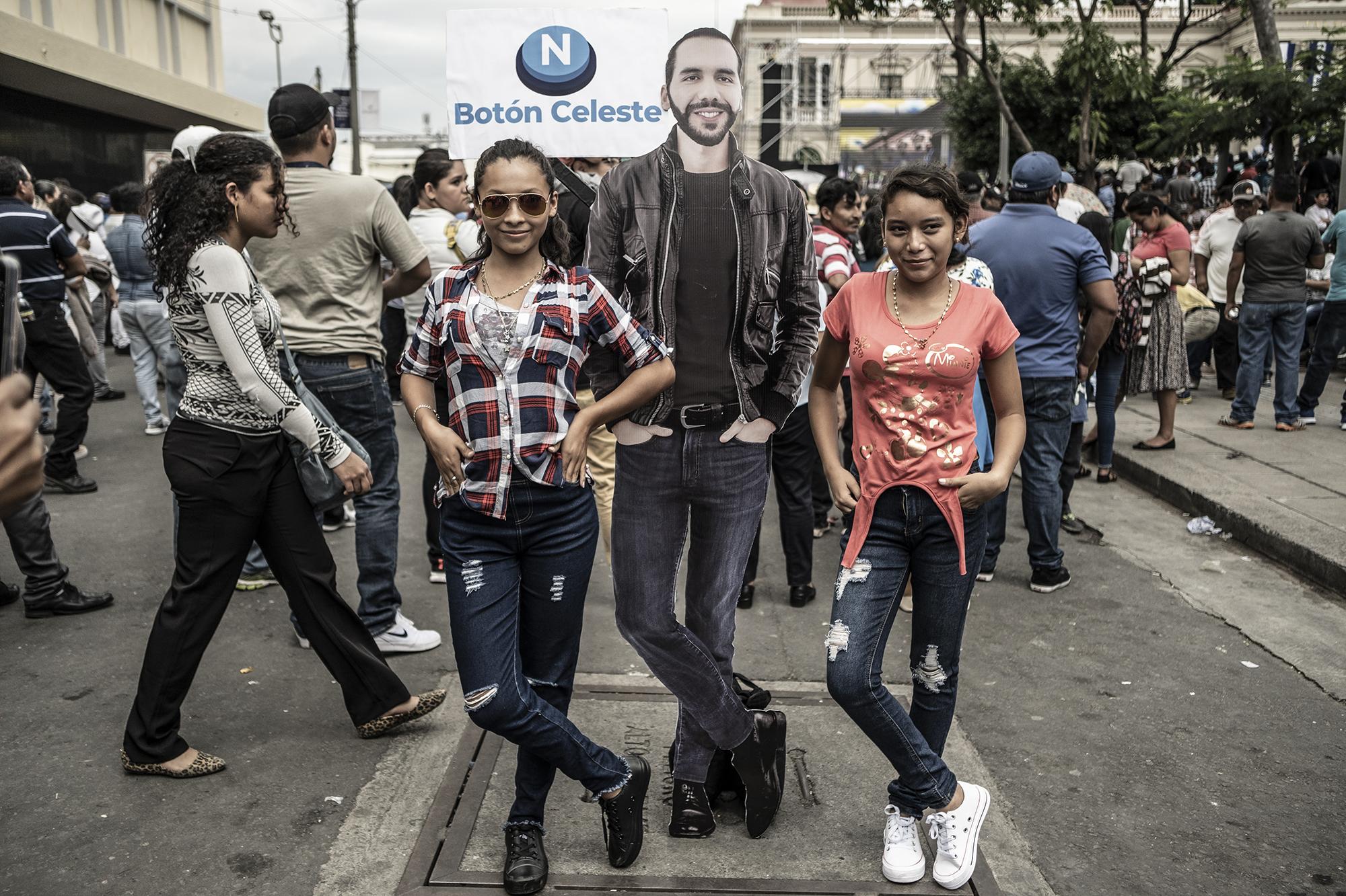 Natalia y Sofía Martínez son hermanas. Llegaron temprano con su familia desde San Juan Opico, La Libertad. Ninguna de las dos pudo votar en las pasadas elecciones porque no habían alcanzado la mayoría de edad. 