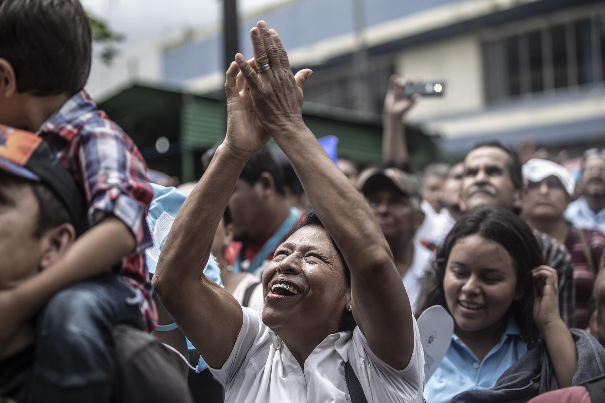 Victoria Barrientos vive en Cojutepeque. No logró llegar a tiempo para ganar una posición con vista a la tarima, pero se ubicó frente a una de las pantallas instaladas en la plaza. 