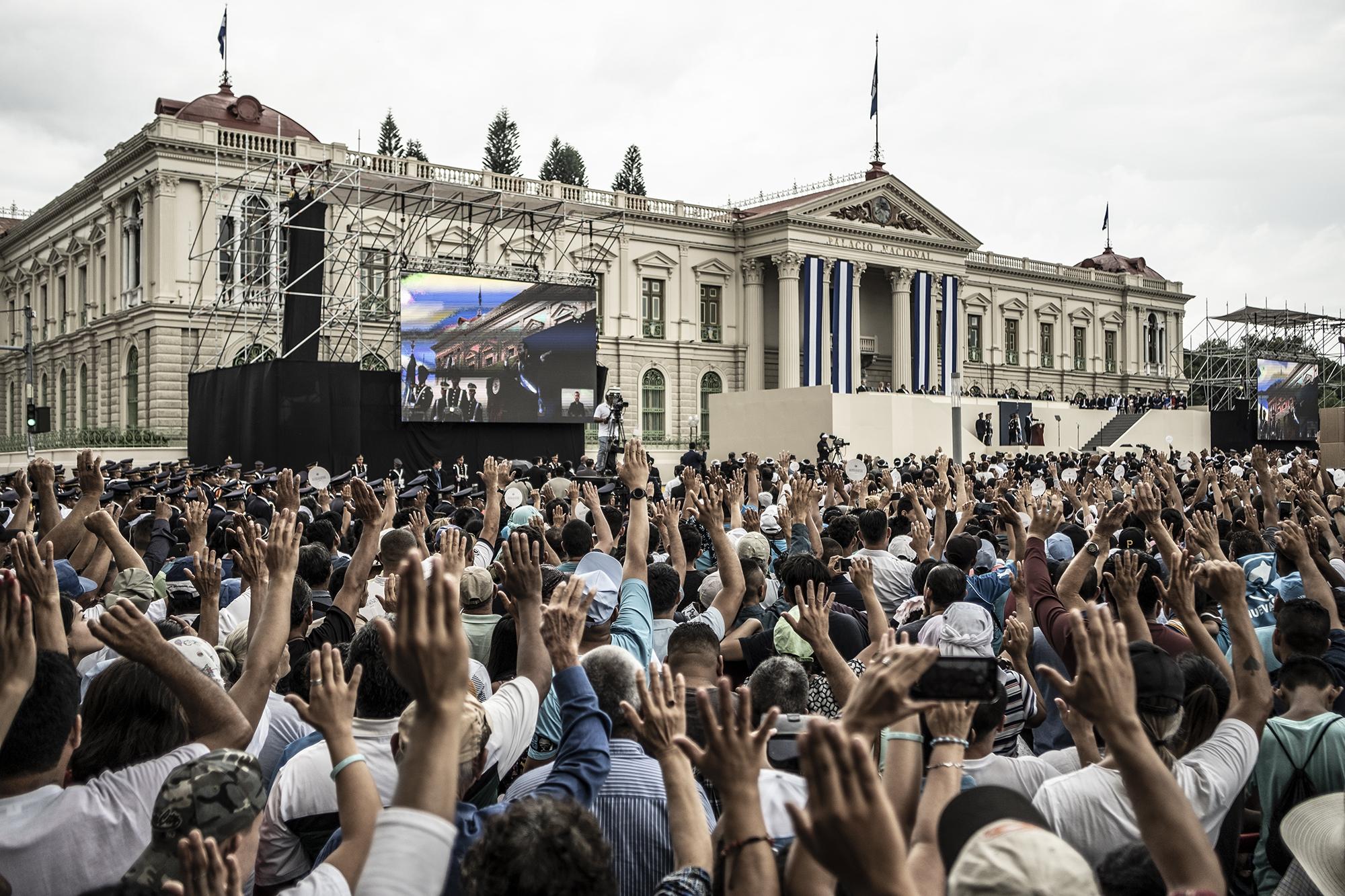 Al final del discurso, Bukele pidió a la multitud hacer su juramento, alejado del juramento que hizo previo con la mano en la Constitución.  