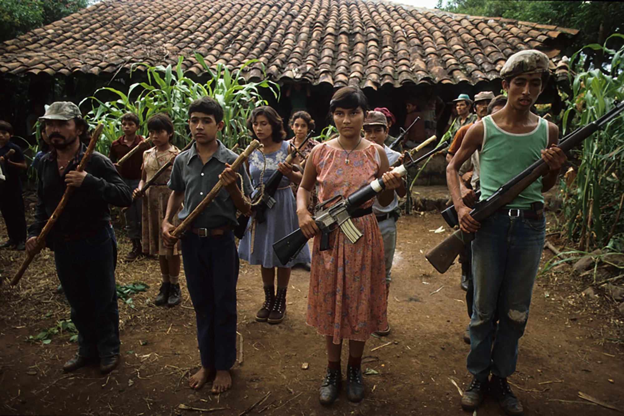 Formación en un campamento guerrillero en Guazapa, departamento de San Salvador. Foto de El Faro: Giovanni Palazzo/Museo de la Palabra y la Imagen.