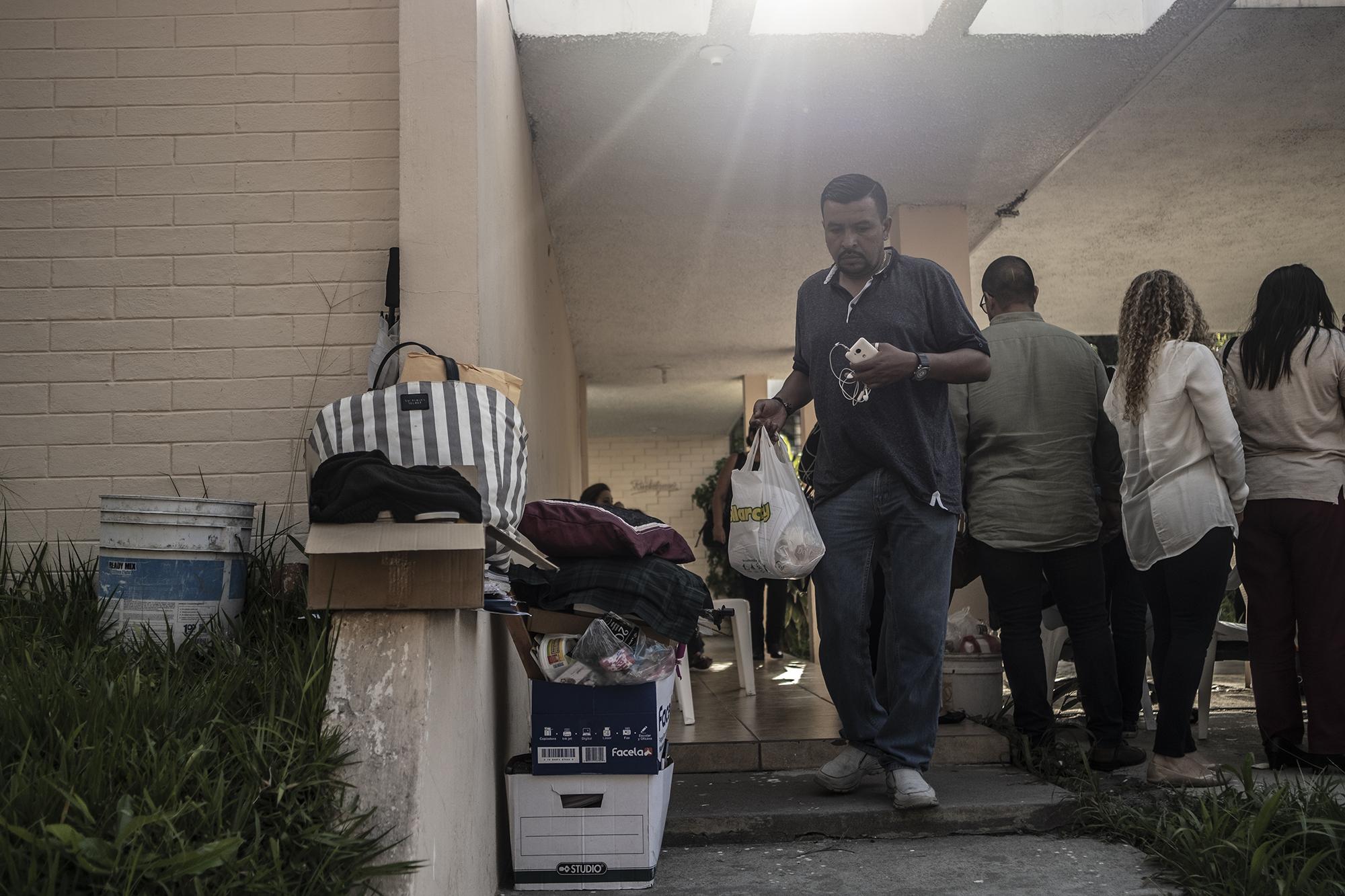 Empleados despedidos de Casa Presidencial sacan sus pertenencias de la Secretaría de Inclusión Social. 