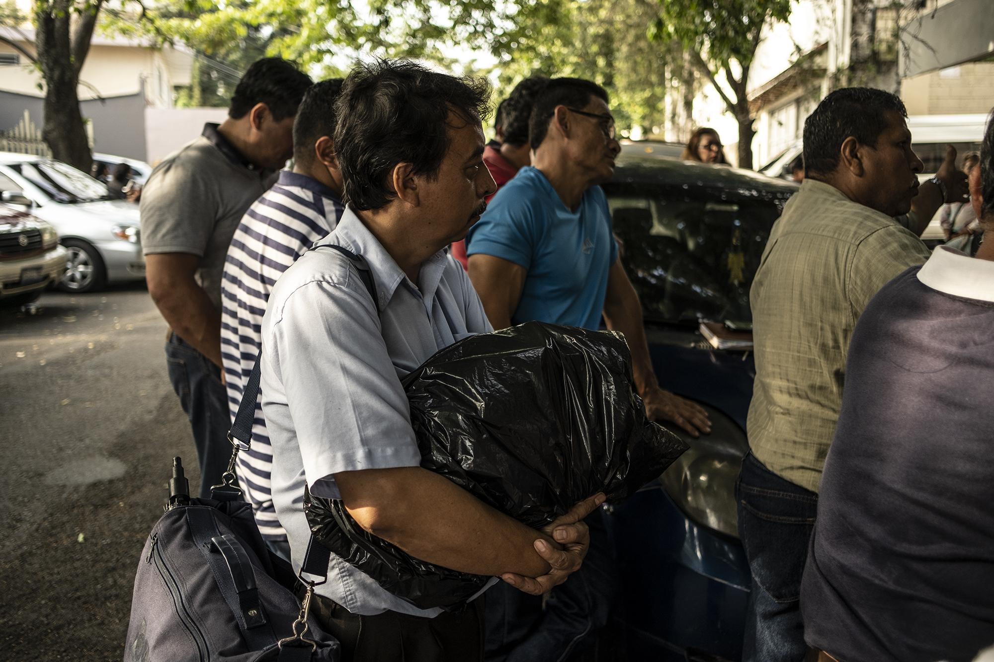 Luego de sacar sus cosas personales de las oficinas, algunos empleados de la Secretaría de Inclusión Social se reunieron frente al edificio para recibir algunas direcciones de los líderes sindicales.