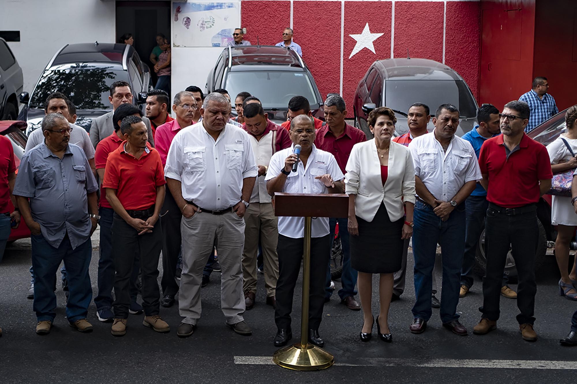 Óscar Ortiz durante su inscripción como candidato a la Secretaría General del FMLN, el 24 de abril del año 2019. Foto: Carlos Barrera.