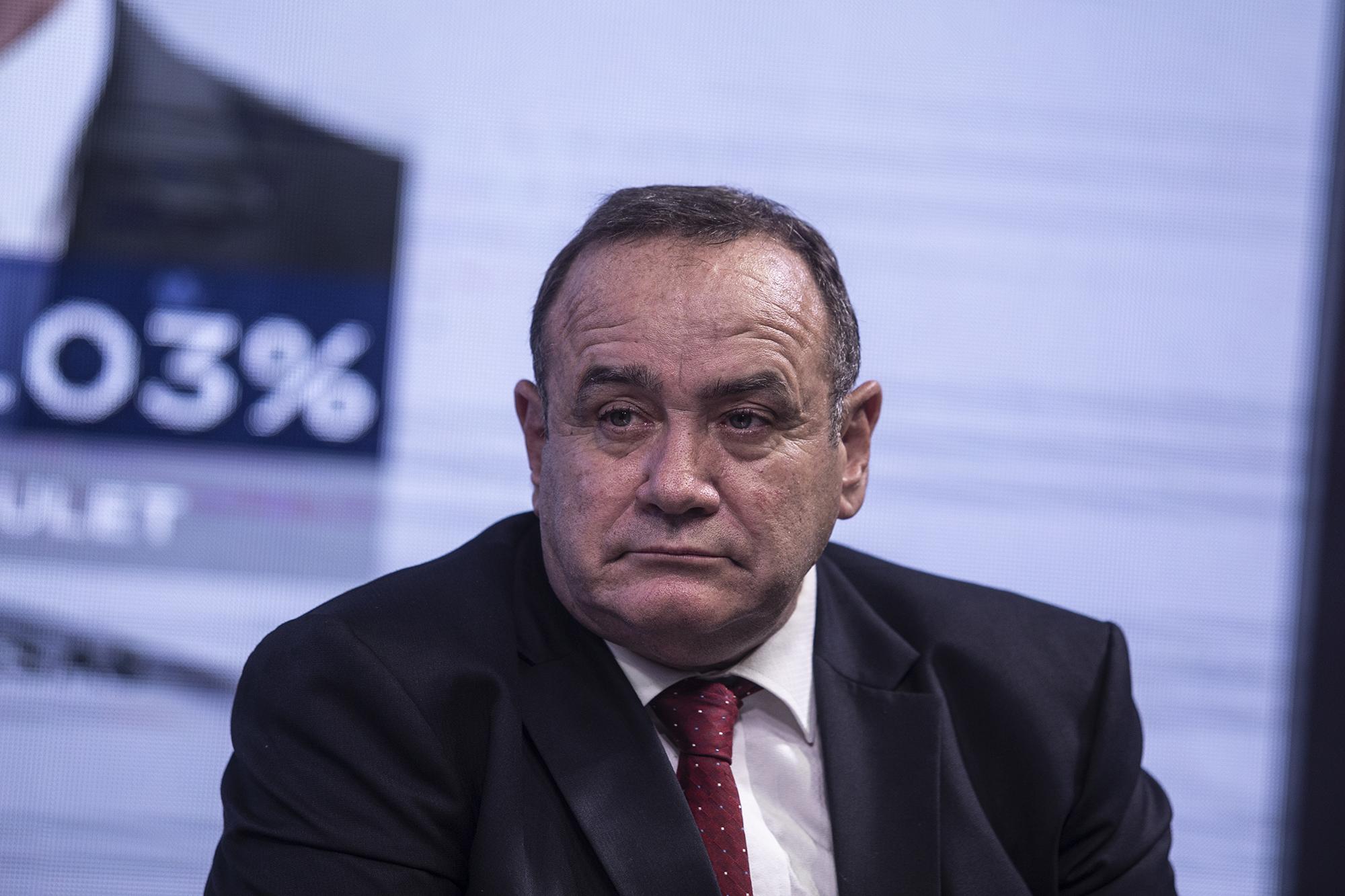 Alejandro Giammattei, presidente de Guatemala, durante una entrevista a un medio local en el Parque de la Industria de la Ciudad de Guatemala, la noche en la que pasó a la segunda vuelta, en junio de 2019. Foto: Carlos Barrera 