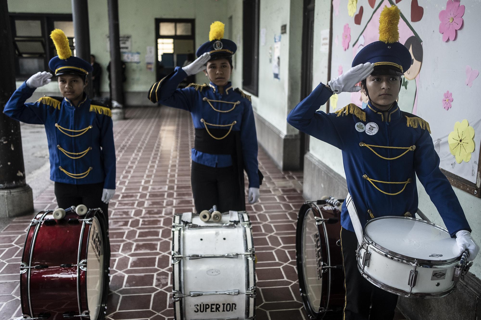 Alumnas del Instituto Normal Central de Señoritas de la Zona 1 de Ciudad de Guatemala antes de iniciar el acto de apertura de las elecciones generales 2019.