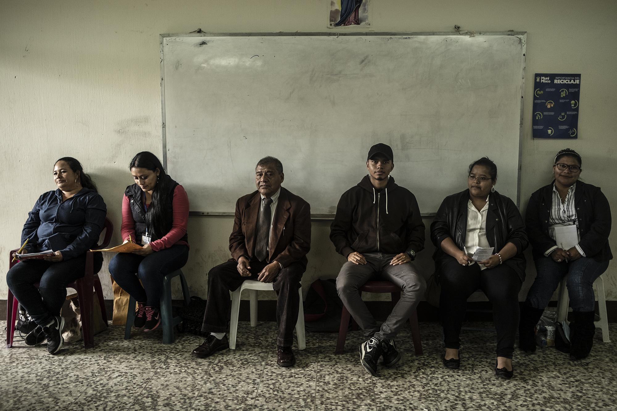 Los fiscales de la mesa electoral 2,886 descansan debido a la poca afluencia de votantes en el Colegio Mixto Ave María del municipio de Mixco. El lugar es el centro de votación donde el presidente Jimmy Morales emitió su voto.