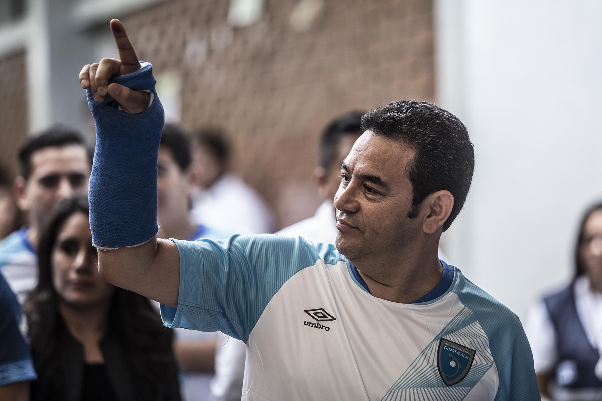 El presidente guatemalteco Jimmy Morales muestra, con esfuerzo, la tinta en su dedo luego de votar en la mesa 2,881 en el Colegio Mixto Ave María, Mixco. El mandatario sufrió una fractura el pasado mes de mayo durante un partido de fútbol. Morales entregará el poder en enero del 2020.