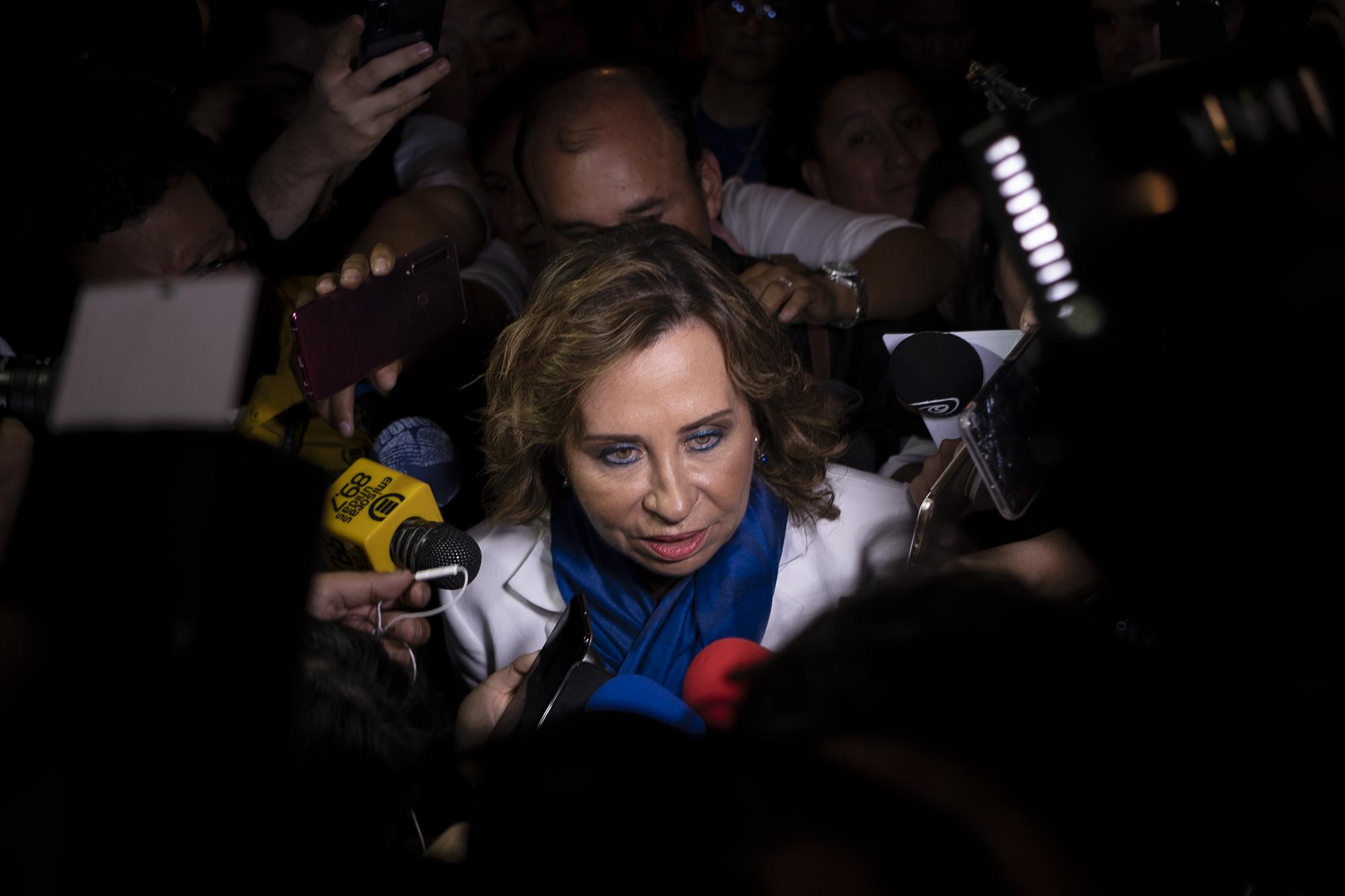 A la media noche la candidata del partido UNE, Sandra Torres, llegó al Parque de la Industria para dar entrevistas a los medios locales. Foto: Carlos Barrera