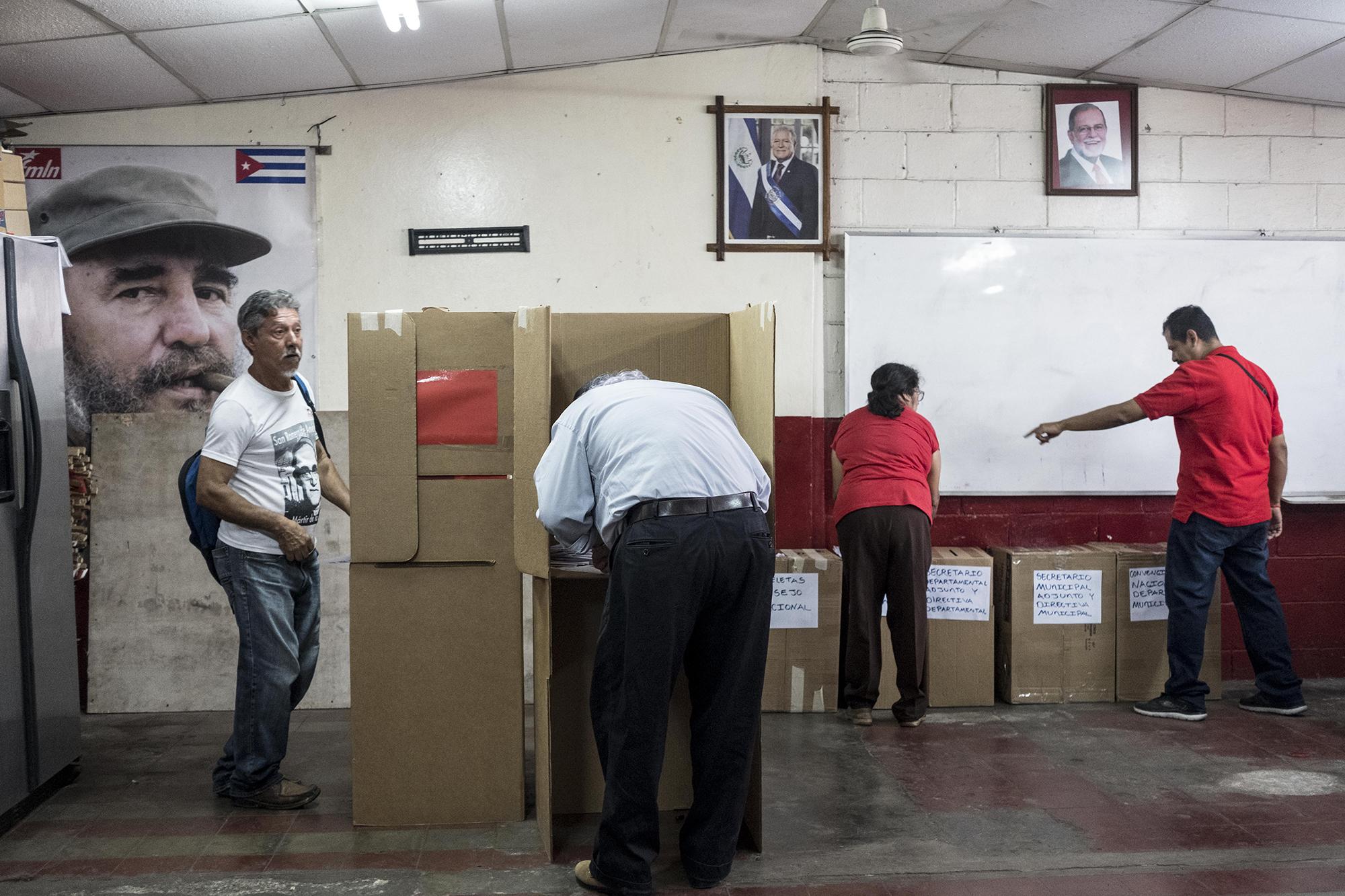 La comisión especial electoral registró un 55 % de asistencia de votantes en todo el país. En la sede la colonia Buenos Aires, San Salvador, el proceso de votación fue de 20 minutos. Foto: Fred Ramos