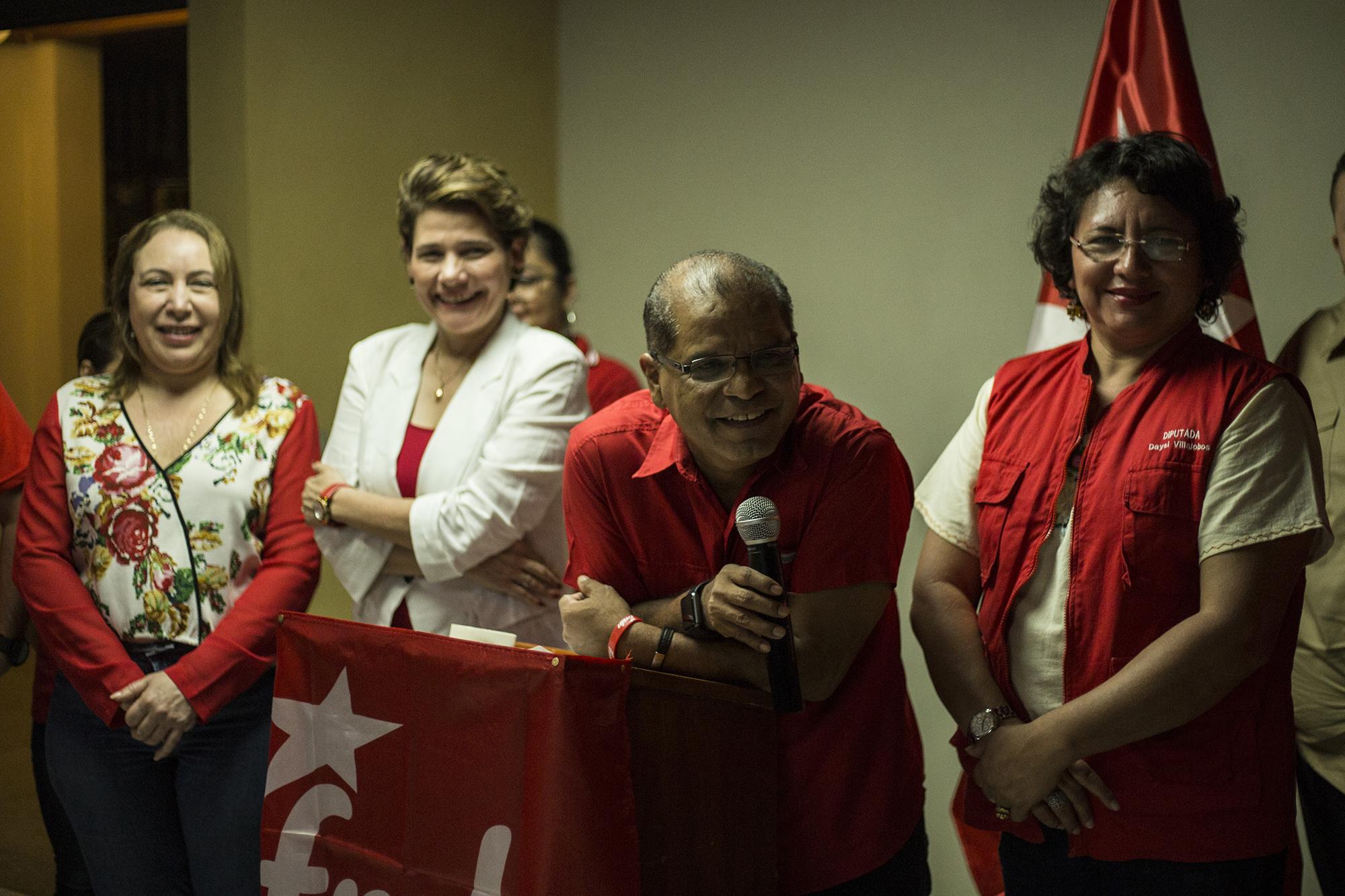 Ortiz en la conferencia de prensa en la que se declaró vencedor de los comicios. Destacó entre su equipo Luz Estrella Rodríguez, la ex ministra de Economía y fundadora de Alba Petróleos El Salvador.  Foto: Víctor Peña.