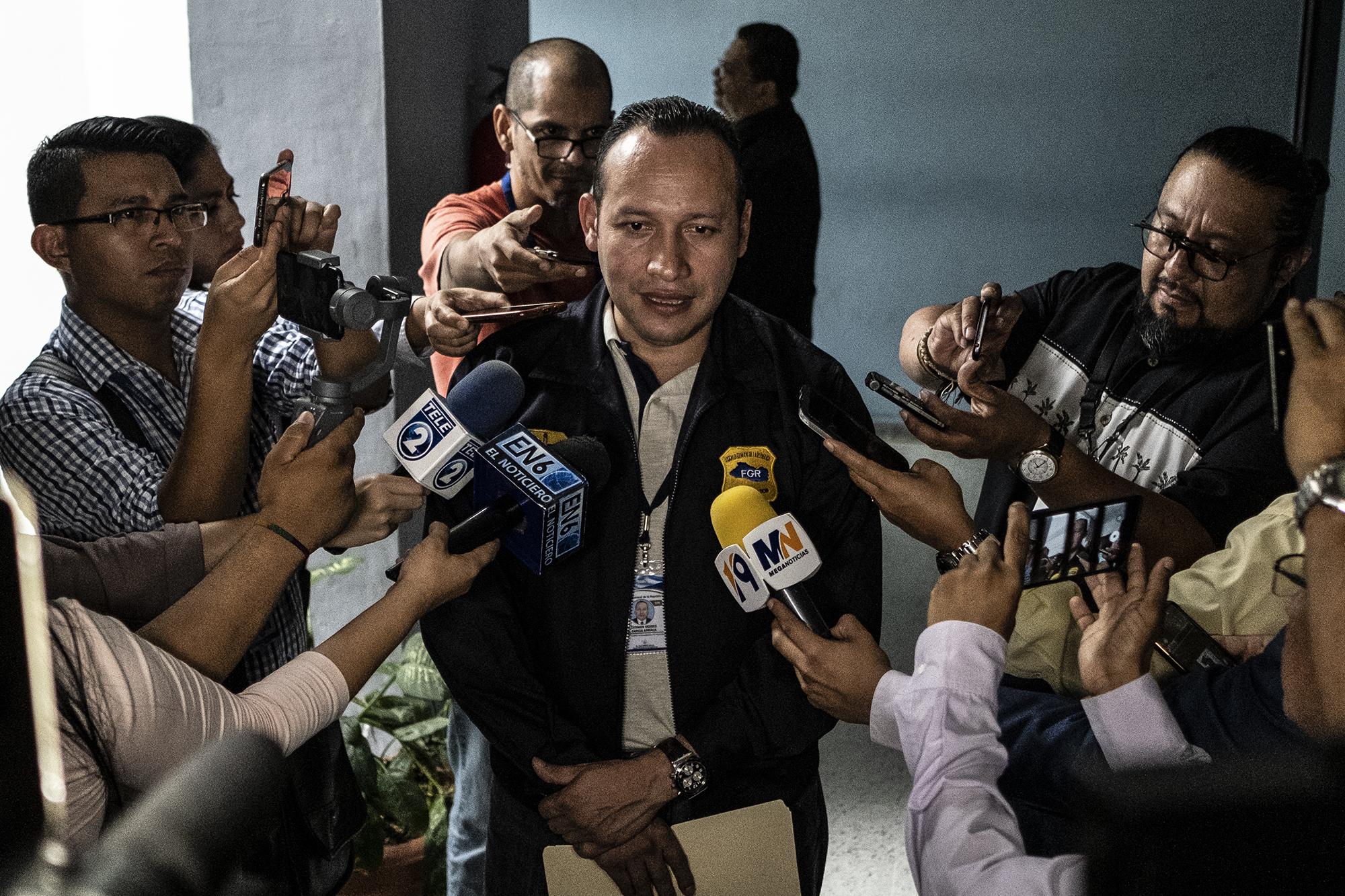 La FGR presentó este jueves 20 de junio requerimiento en contra del expresidente de la Corte de Cuentas, Hernán Contreras. En la imagen, el fiscal Germán Arriaza, director de la Unidad Anticorrupción y Contra la Impunidad, brinda declaraciones a medios de comunicación. Foto: Carlos Barrera