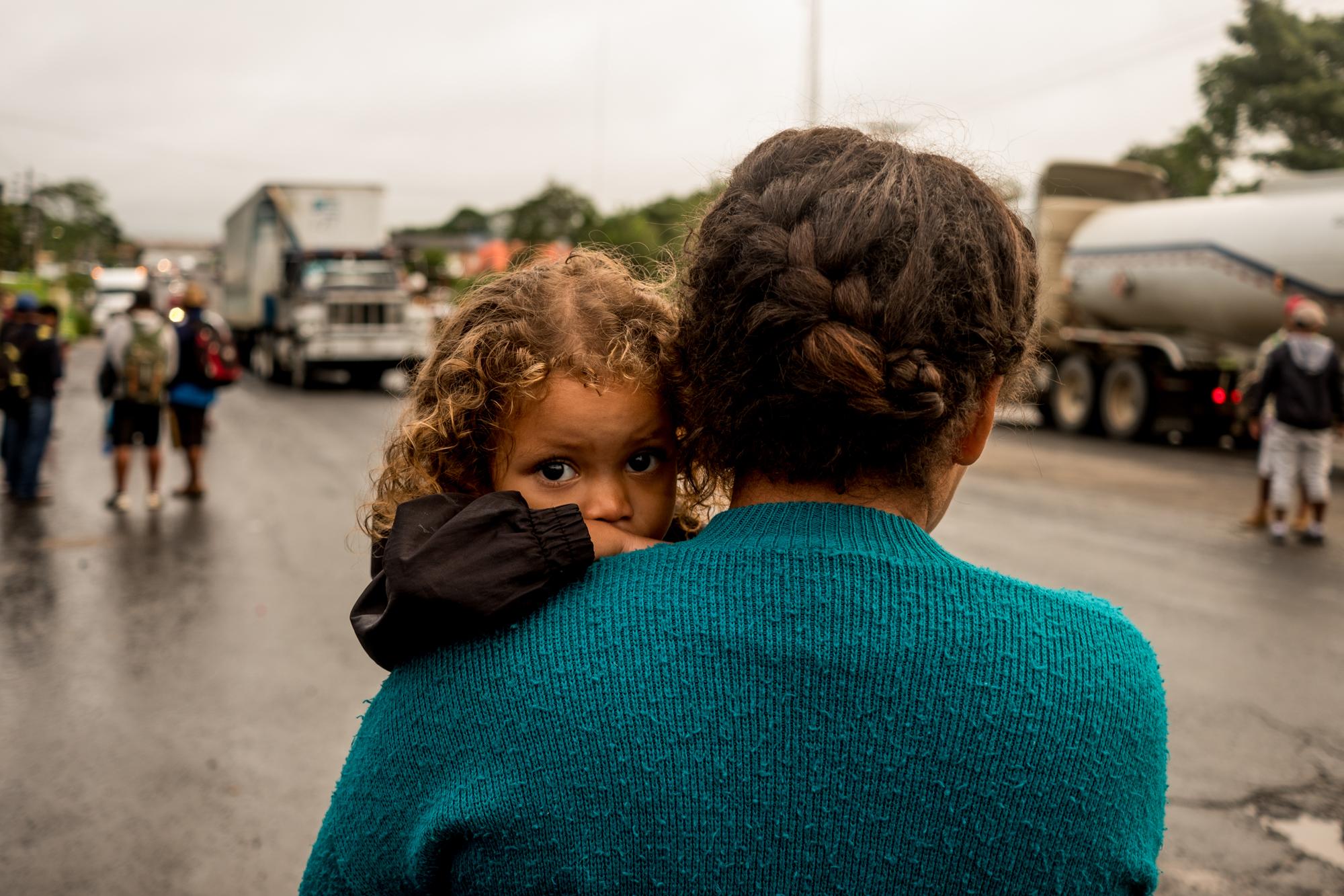 Génesis Hernández, de dos años, espera junto a su madre un aventón en Sayula de Alemán, en el estado de Veracruz, que las pueda llevar hacia el municipio de Isla, donde espera encontrar el resto de migrantes que se adelantaron. La caravana no caminó al mismo ritmo en el último tramo hacia Ciudad de México, se desperdigó entre camiones, autobuses, pick ups que daban aventón. 