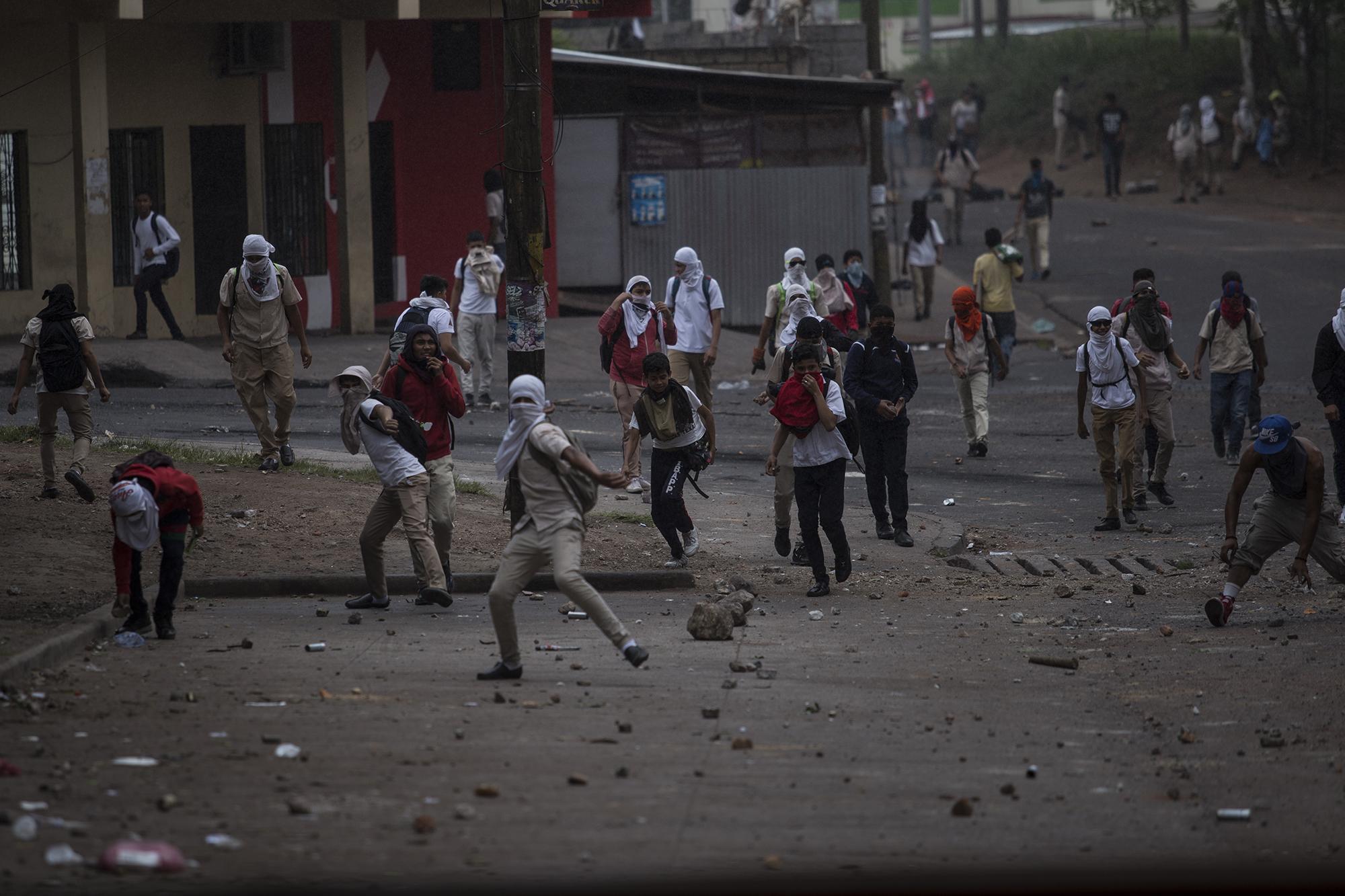 Los estudiantes del Instituto Técnico Honduras protestaron contra un batallón de policías y militares. Se tomaron la calle por más de tres horas, en las entrañas de la colonia Kennedy de Tegucigalpa. Foto: Víctor Peña.