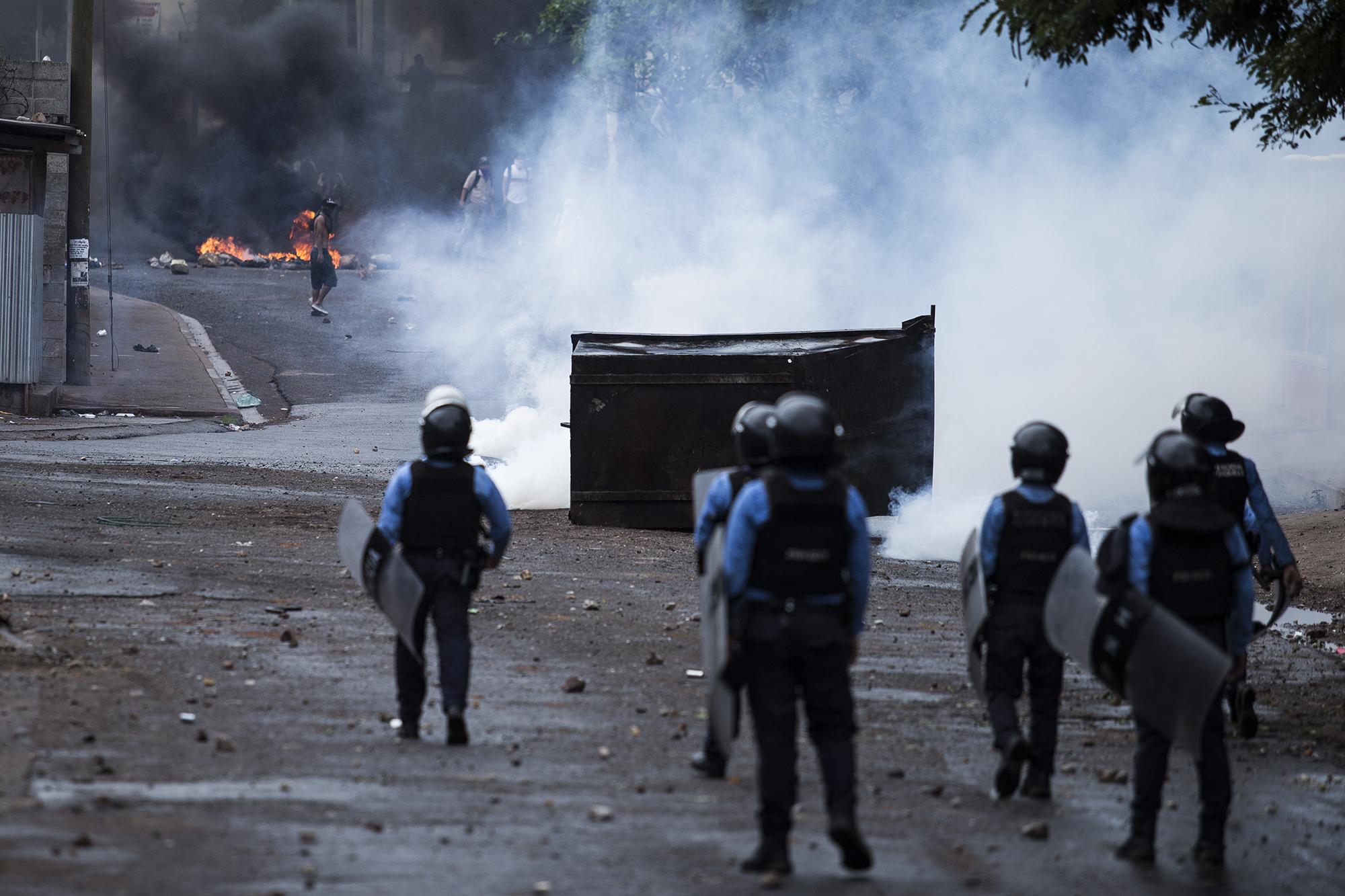 La protesta del miércoles 26 de junio fue un baile entre policías y estudiantes. Por más de tres horas, la calle frente al estadio Emilio Larach fue un campo de batalla donde la Policía lanzó decenas de cargas de gas lacrimógeno. Foto: Víctor Peña.