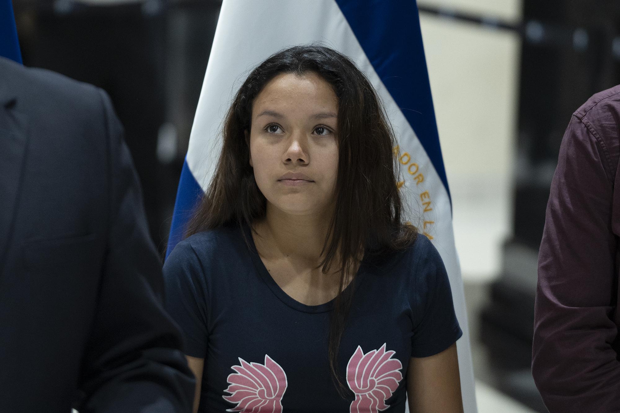 Esta imagen tomada el 28 de junio muestra la llegada de Tania Ávalos al aeropuerto internacional Monseñor Óscar Arnulfo Romero. Ávalos procedía de México, donde cinco días antes murieron ahogados su esposo Óscar Martínez y la hija de ambos, Valeria, en el Río Bravo, frontera natural entre México y Estados Unidos. Foto: Carlos Barrera