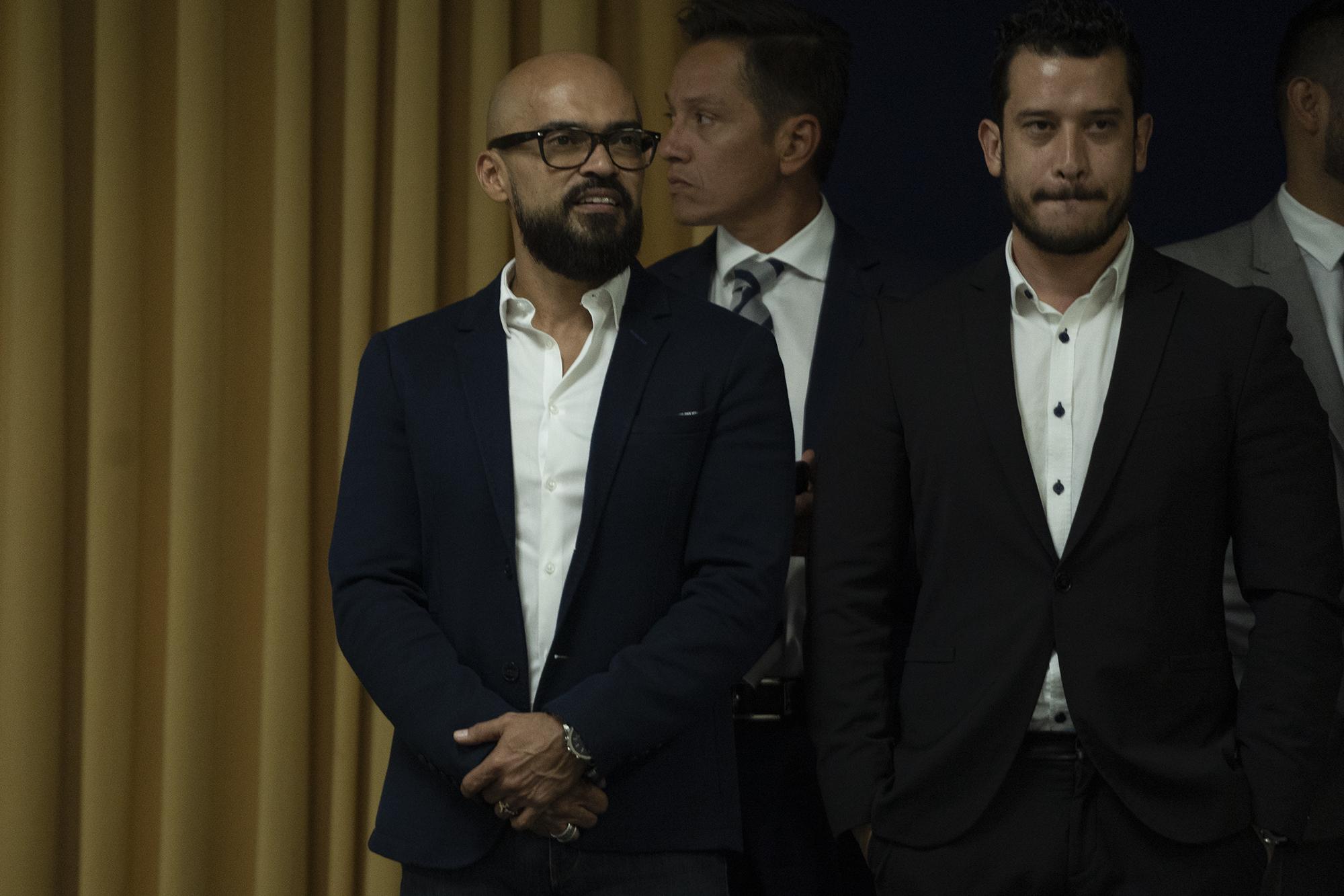 Durante la conferencia de este 2 de julio de 2019, Nayib Bukele nombró a Salvador Alas (de lentes) como comisionado presidencial para proyectos de juventud. Foto de El Faro: Carlos Barrera.