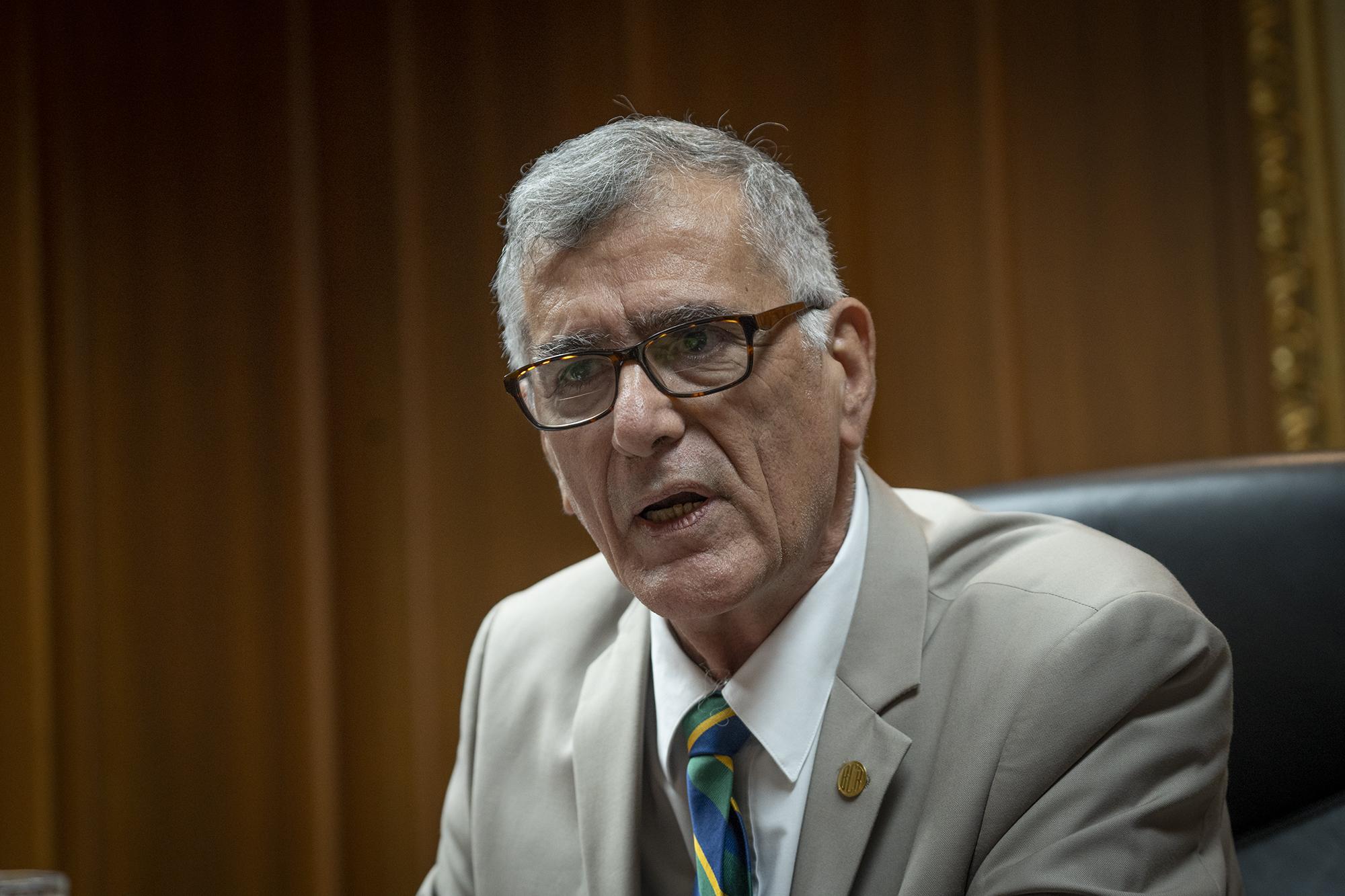 El presidente del Banco Central de Reserva Carlos Federico Paredes durante una entrevista a El Faro. Foto: Carlos Barrera