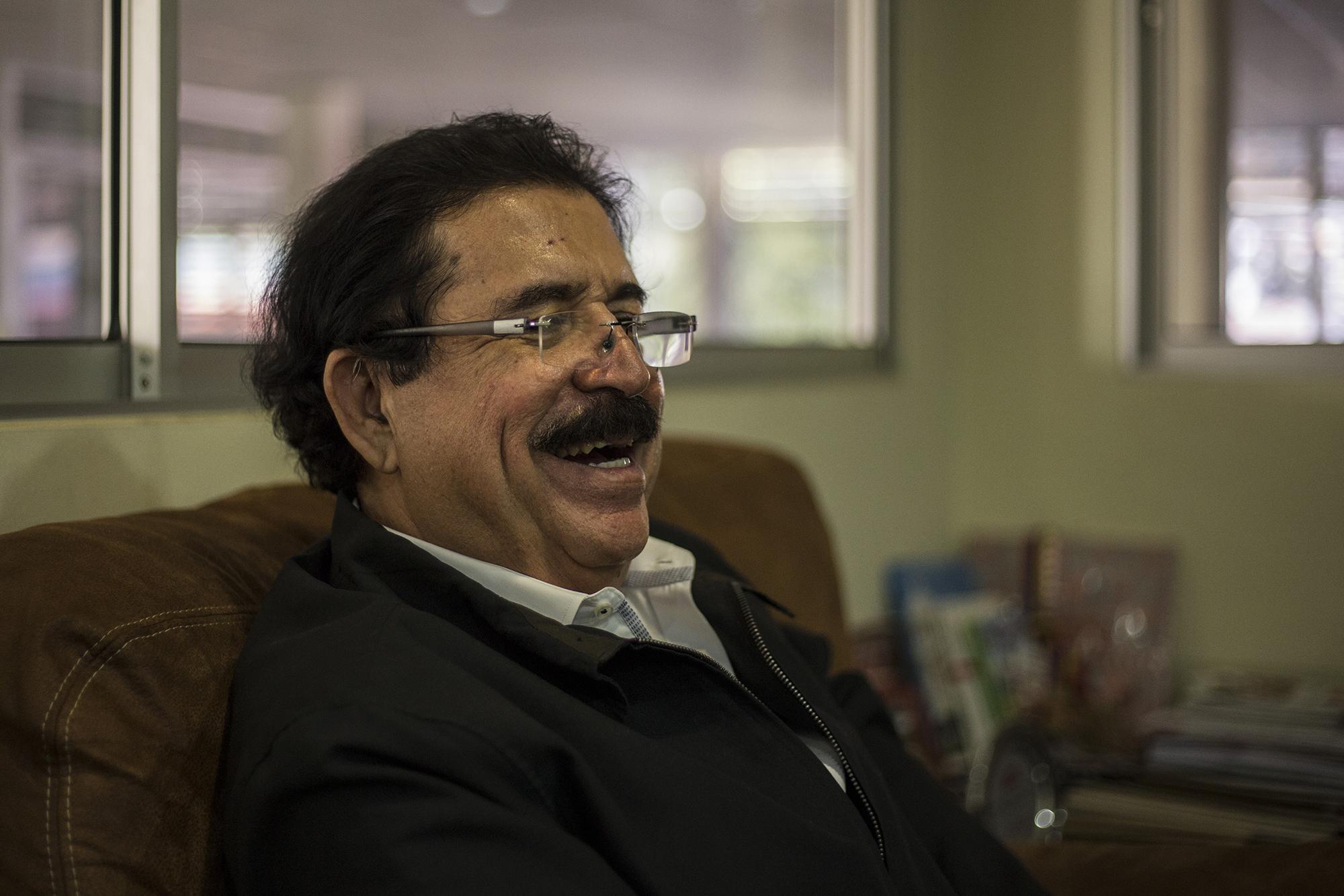 El expresidnete de Honduras, Manuel Zelaya, durante entrevista ofrecida al periódico El Faro, en la sede de Libre, en la colonia Humuya, de la ciudad de Tegucigalpa, el 2 de julio de 2019. Manuel Zelaya hace un recuento después de diez alos del golpe de Estado, que ha tenido a Honduras en una profunda crisis política. Foto: Víctor Peña.