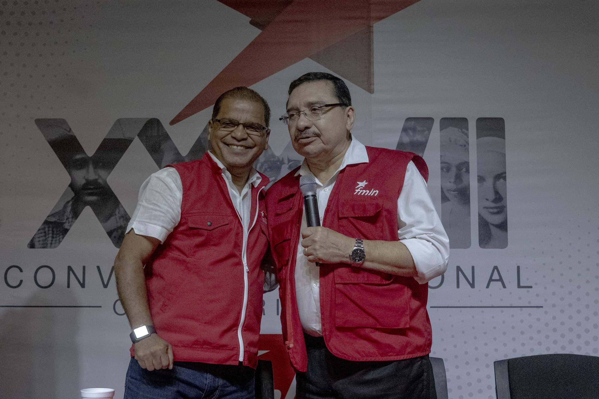 Traspaso de mando entre el exsecretario general del FMLN Medardo González (2004-2019) (derecha) y el nuevo secretario general del partido, Óscar Ortiz, durante la trigésimo séptima Convención Nacional del partido, realizada el domingo 7 de julio. Foto de El Faro: Fred Ramos