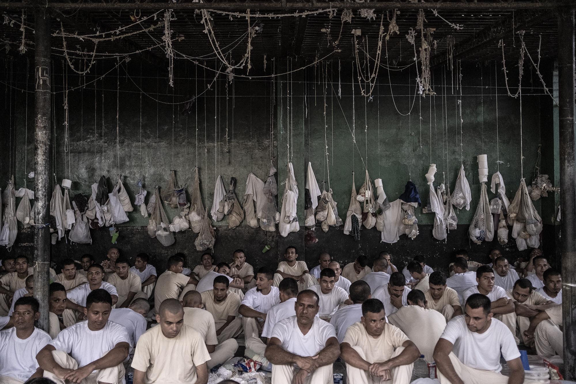 El ala más grande del sector donde solía funcionar una panadería, con unos 200 pandilleros de la Mara Salvatrucha-13, es una de las celdas más hacinadas del penal de Ciudad Barrios, San Miguel. Los reos sólo pueden salir de la celda una hora, tres veces por semana. En el lugar hay poco espacio para moverse, los reos deben colgar sus cosas con cintas que bajan desde la reja que protege el techo de la jaula. Aquí los reos no reciben visitas de sus parientes desde el 2016, año en el que se implementaron las medias extraordinarias. Fotografía tomada el 23 de abril del 2019.