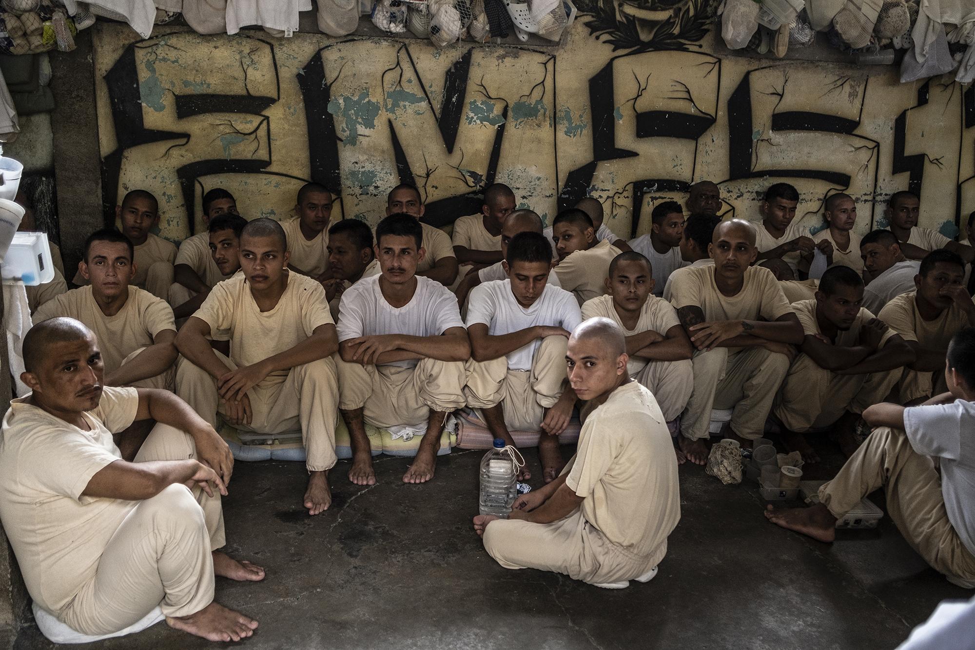 El sector de la ex panadería del Penal de Ciudad Barrios se divide en dos, la celda con menor capacidad contiene a más de 70 emeeses. Aquí los reos pasan 48 horas seguidas encerrados. Tres días a la semana tienen derecho a salir una hora diaria a tomar sol. Fotografía tomada el 23 de abril del 2019