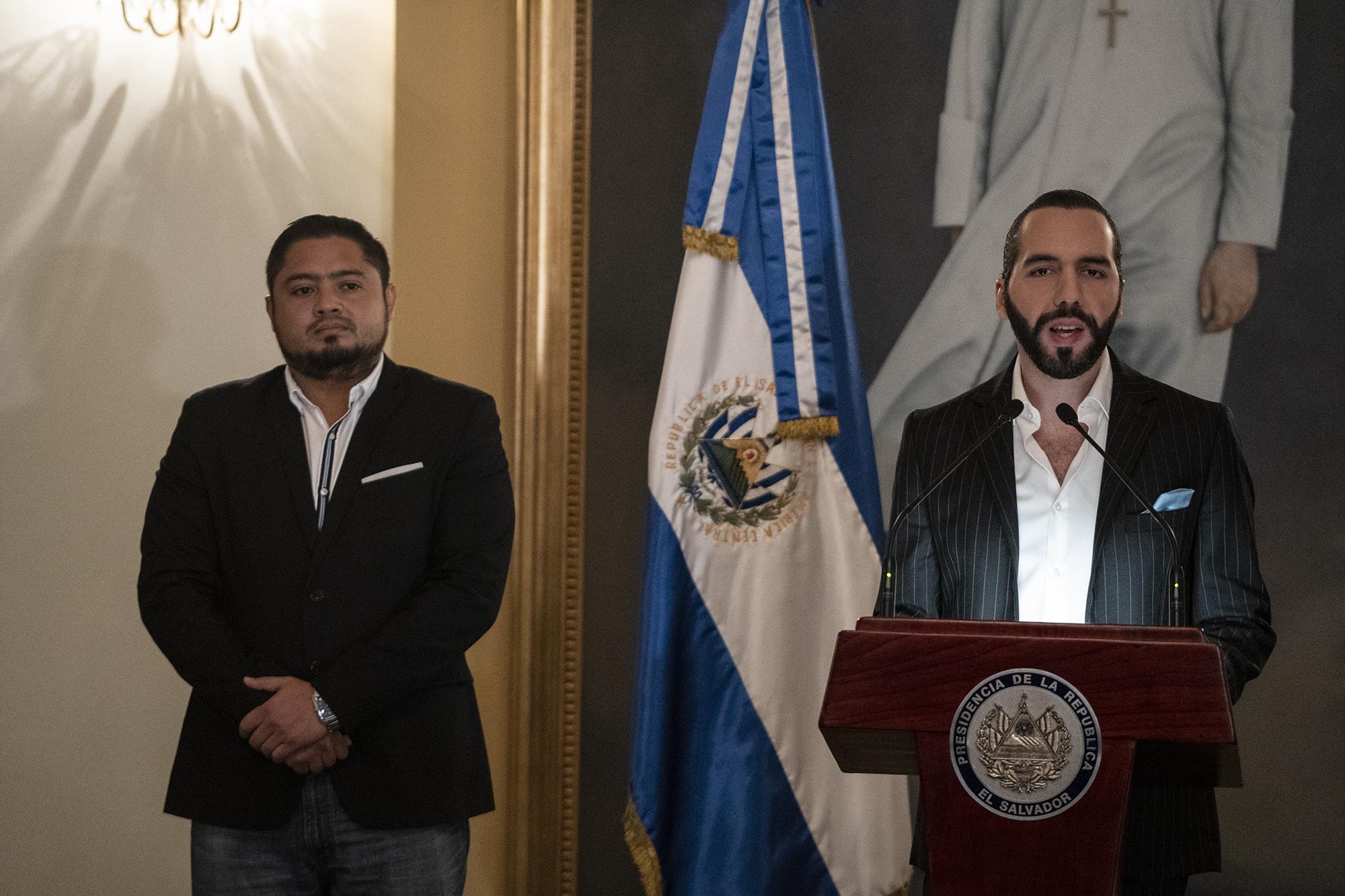 El presidente Nayib Bukele y el director de Centros Penales, Osiris Luna, durante una conferencia de prensa en el salón Monseñor Romero de Casa Presidencial el 26 de junio del 2019. Foto de El Faro: Carlos Barrera. 