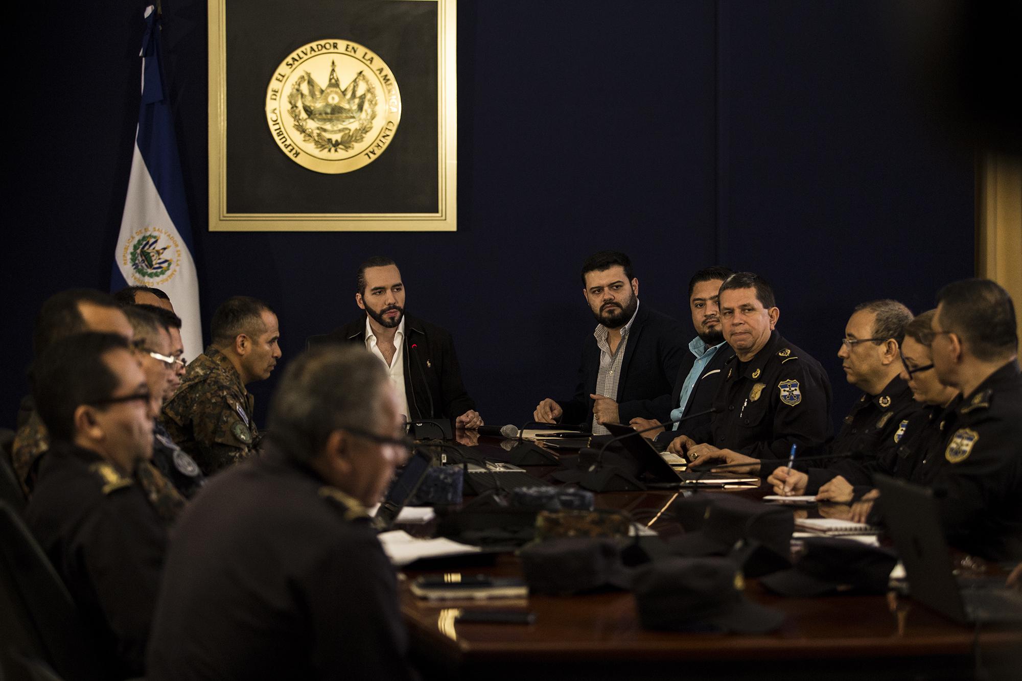 El presidente Bukele en una reunión con el gabinete de seguridad. Foto: Víctor Peña.