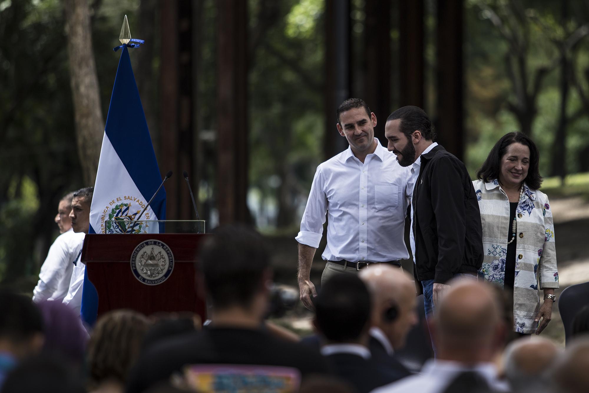 Ernesto Muyshondt, exalcalde de San Salvador; Nayib Bukele, presidente de El Salvador, y Jean Manes, entonces embajadora de Estados Unidos, durante el acto de inauguración del parque Cuscatlán, en el acto realizado el miércoles 10 de julio de 2019. Foto de El Faro: archivo. 