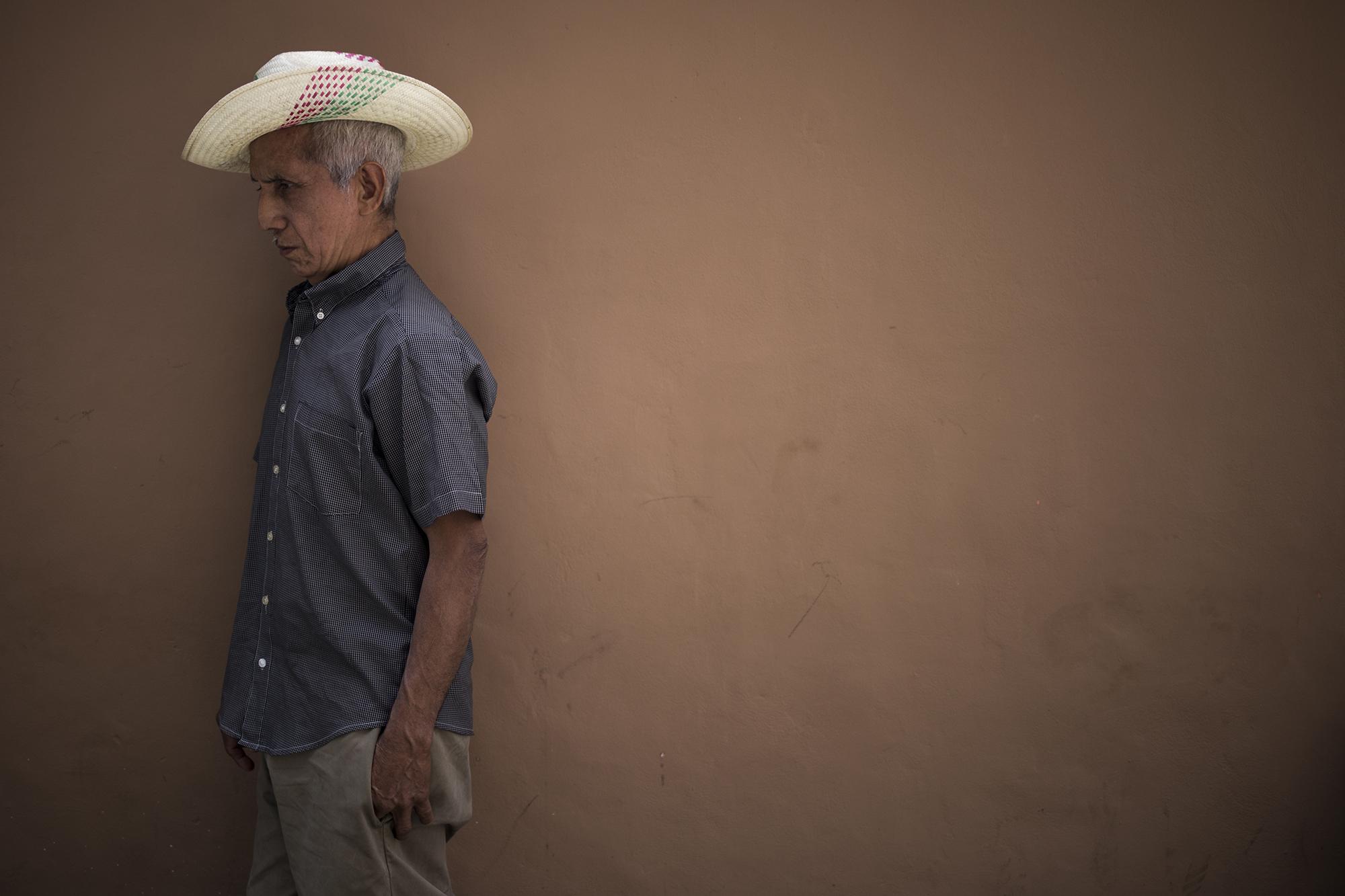 Eugenio Mejía, víctima de tortura, afuera del Juzgado de Instrucción donde se procesa a los altos mandos de la Fuerza Armada durante la masacre de El Mozote y lugares aledaños. San Francisco Gotera, Morazán, 18 de julio de 2019. Foto: Víctor Peña.