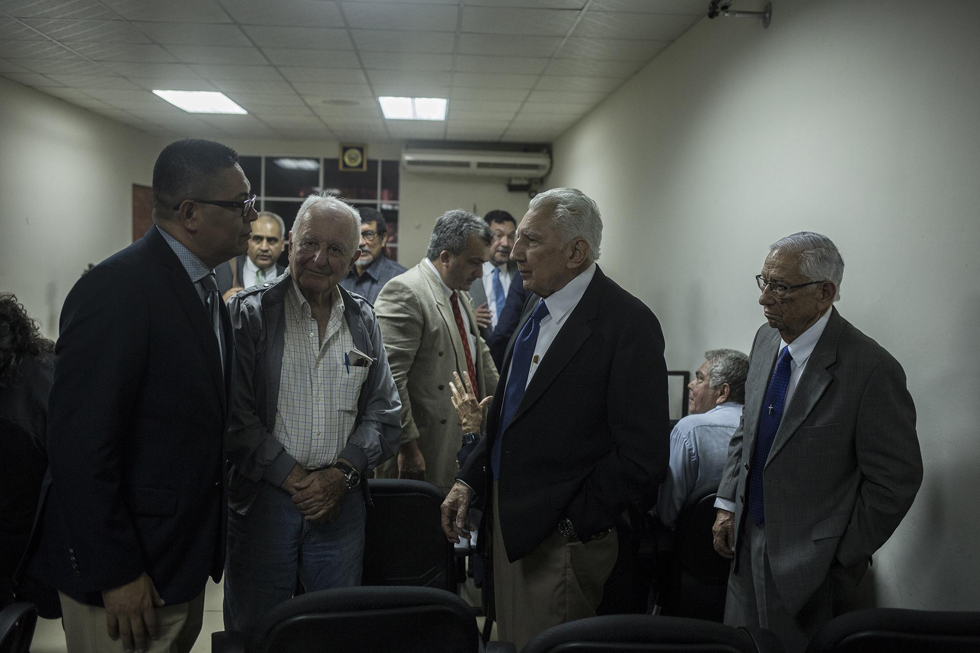 Jesús Gabriel Contreras, Rafael Flores Lima y Guillermo García, militares acusados, hablan con uno de sus abogados defensores (izquierda). San Francisco Gotera, Morazán, 18 de julio de 2019. Foto: Víctor Peña.