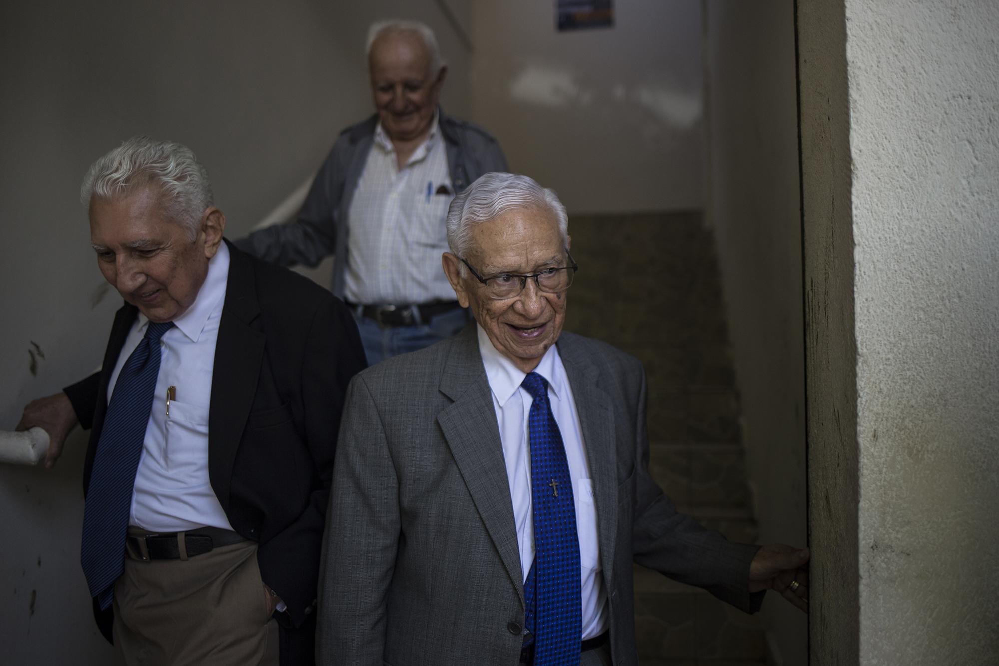 Jesús Gabriel Contreras, Rafael Flores Lima y Guillermo García, militares acusados, salen del juzgado, tras la audiencia de intimación a los altos mandos de la Fuerza Armada por nuevos delitos en la masacre de El Mozote. Foto: Víctor Peña.