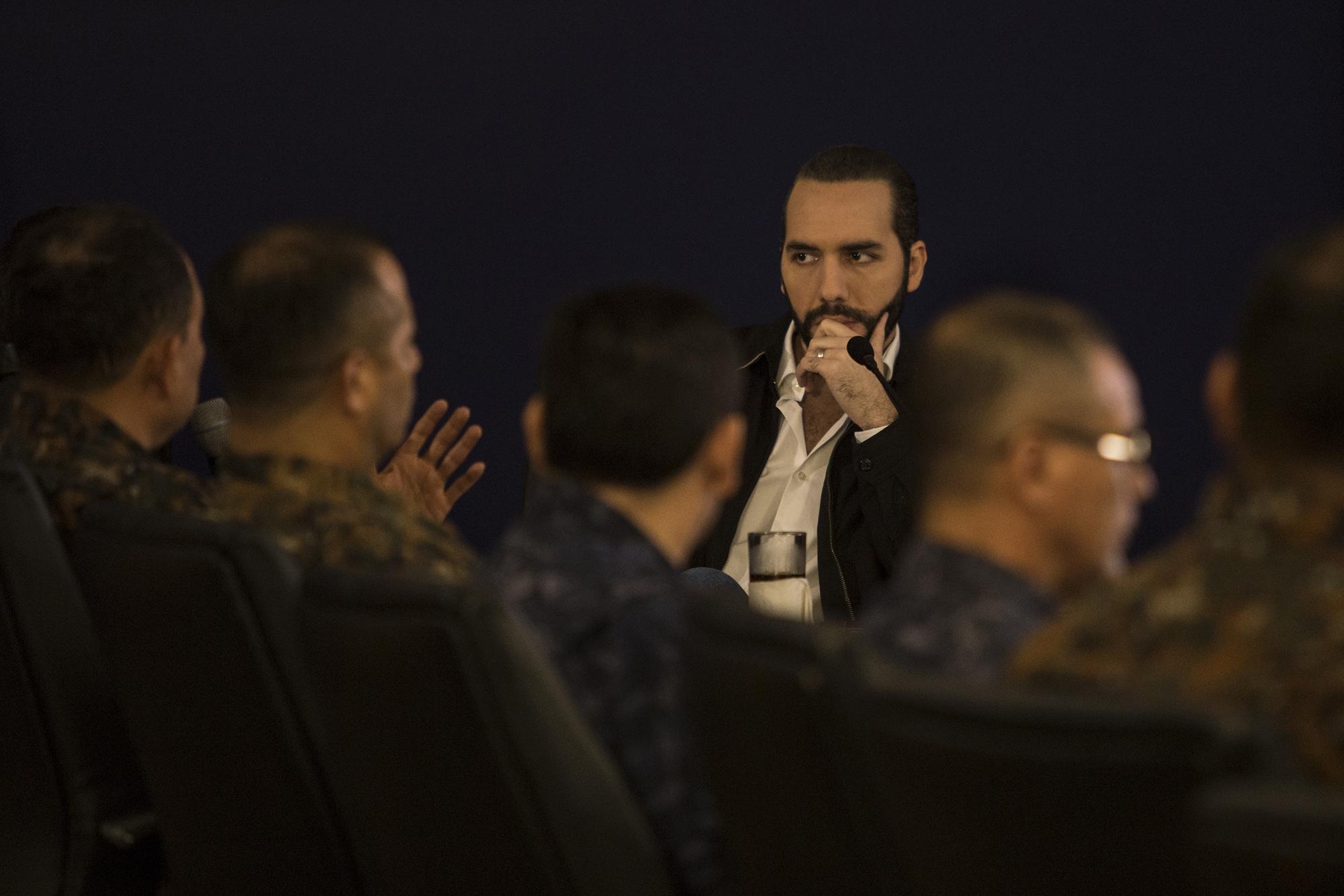 El presidente de El Salvador frente a los altos mandos de la Fuerza Armada. El lunes 15 de julio de 2019, a las 10:00 p.m., el presidente Nayib Bukele, convocó a una reunión en Casa Presidencial del gabinete de Seguridad en la que se informó de nuevos reclutamientos en el Ejército, para fortalecer el combate al crimen. Foto: Víctor Peña.