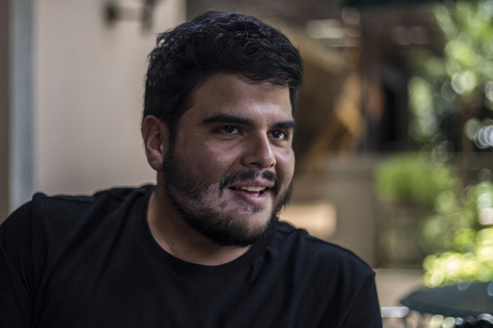 Diego Argueta, de 28 años, creador del diccionario de bolsillo Guanaco to English, que ilustra y traduce salvadoreñismos para extranjeros. Para aterrizar la pronunciación, simuló la entonación de un estadounidense al intentar hablar español.Foto: Víctor Peña.